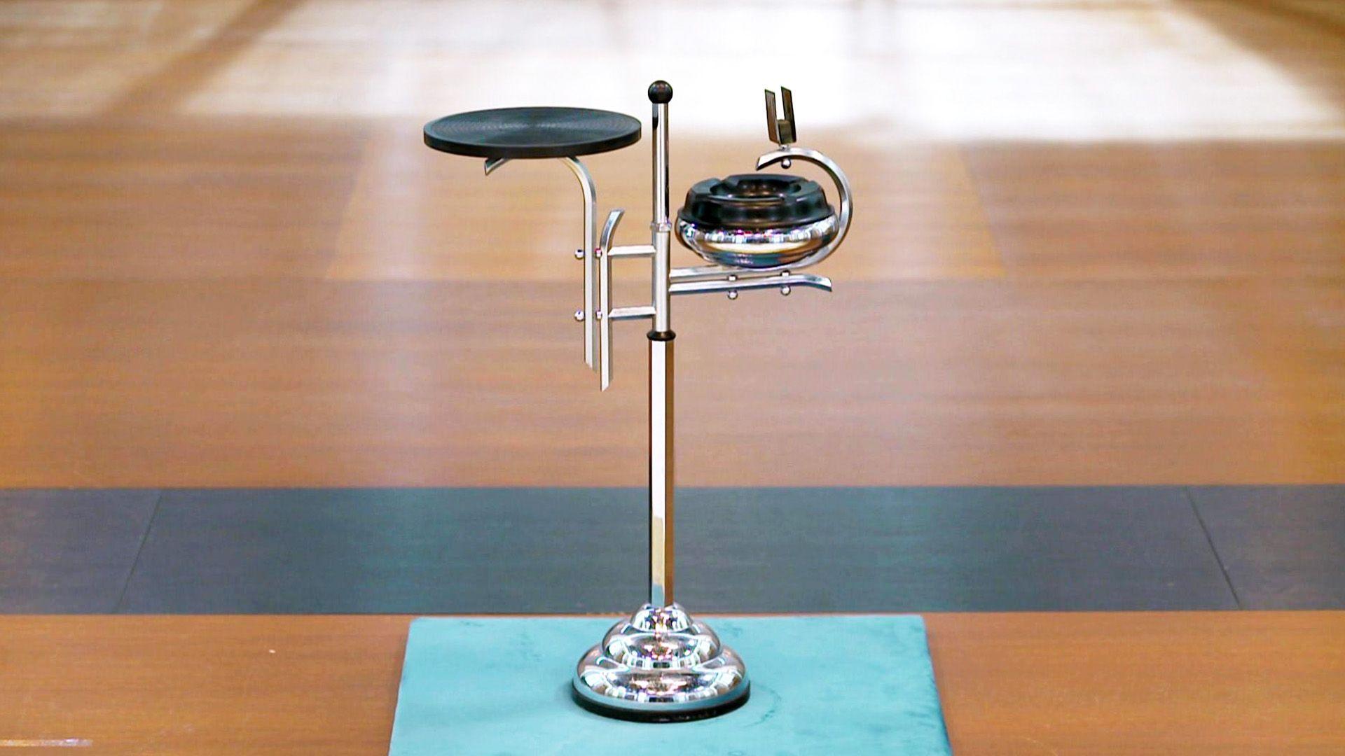 Art Déco Rauchertisch / rote Opalglas-Leuchte / Rosenthal Spatzenpaar / Bauhaus Freischwinger