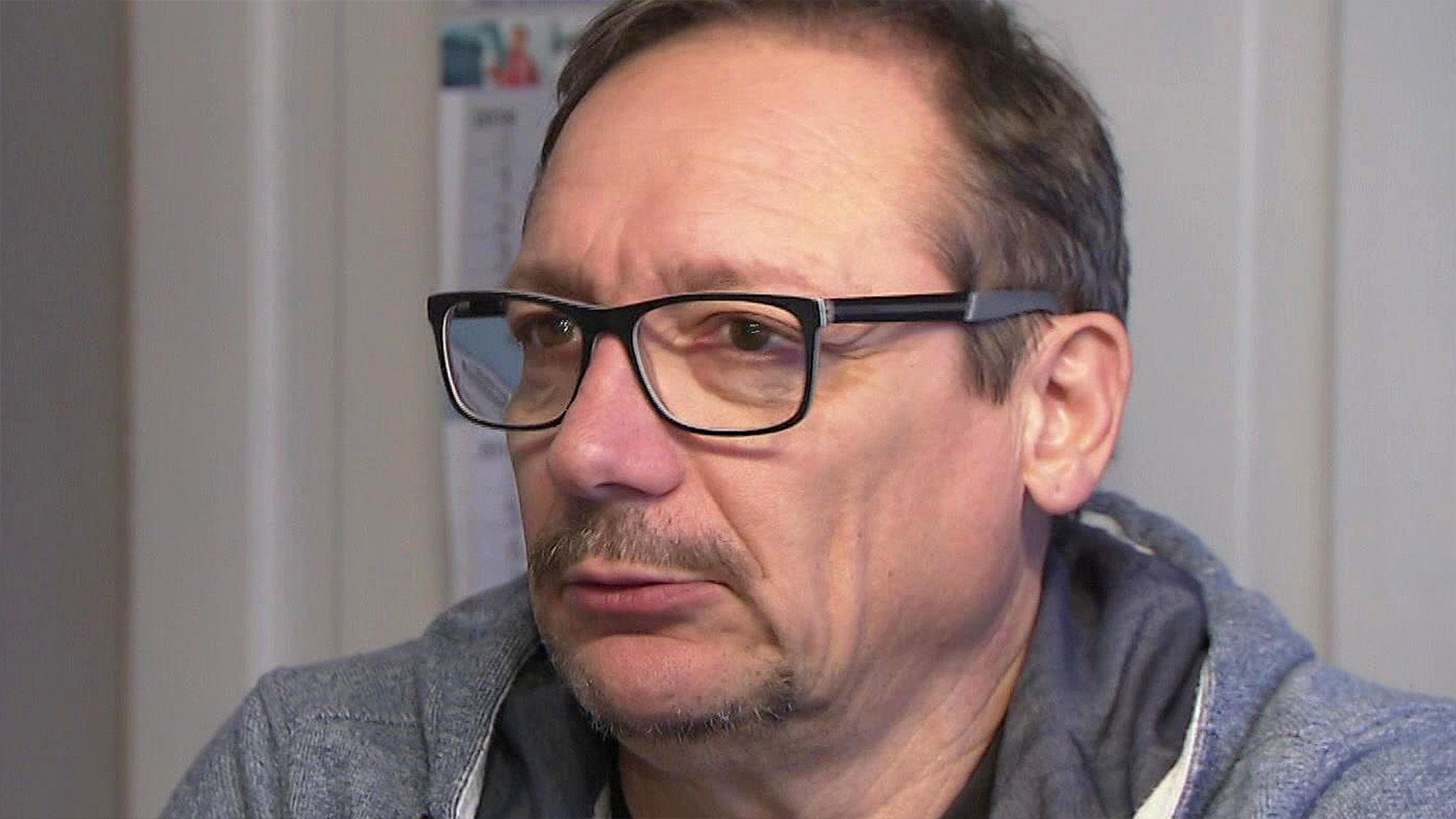 Ingo schneidet unfreiwillig ein M in die Fliese