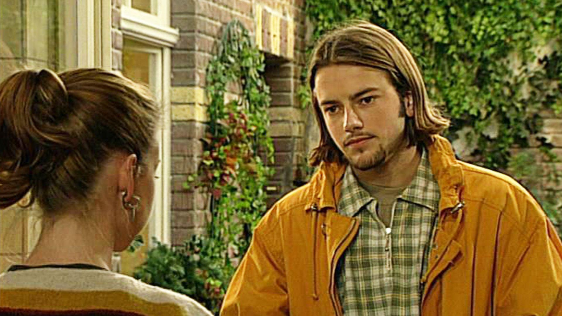Dominik versucht, sich an Aylin heranzumachen.