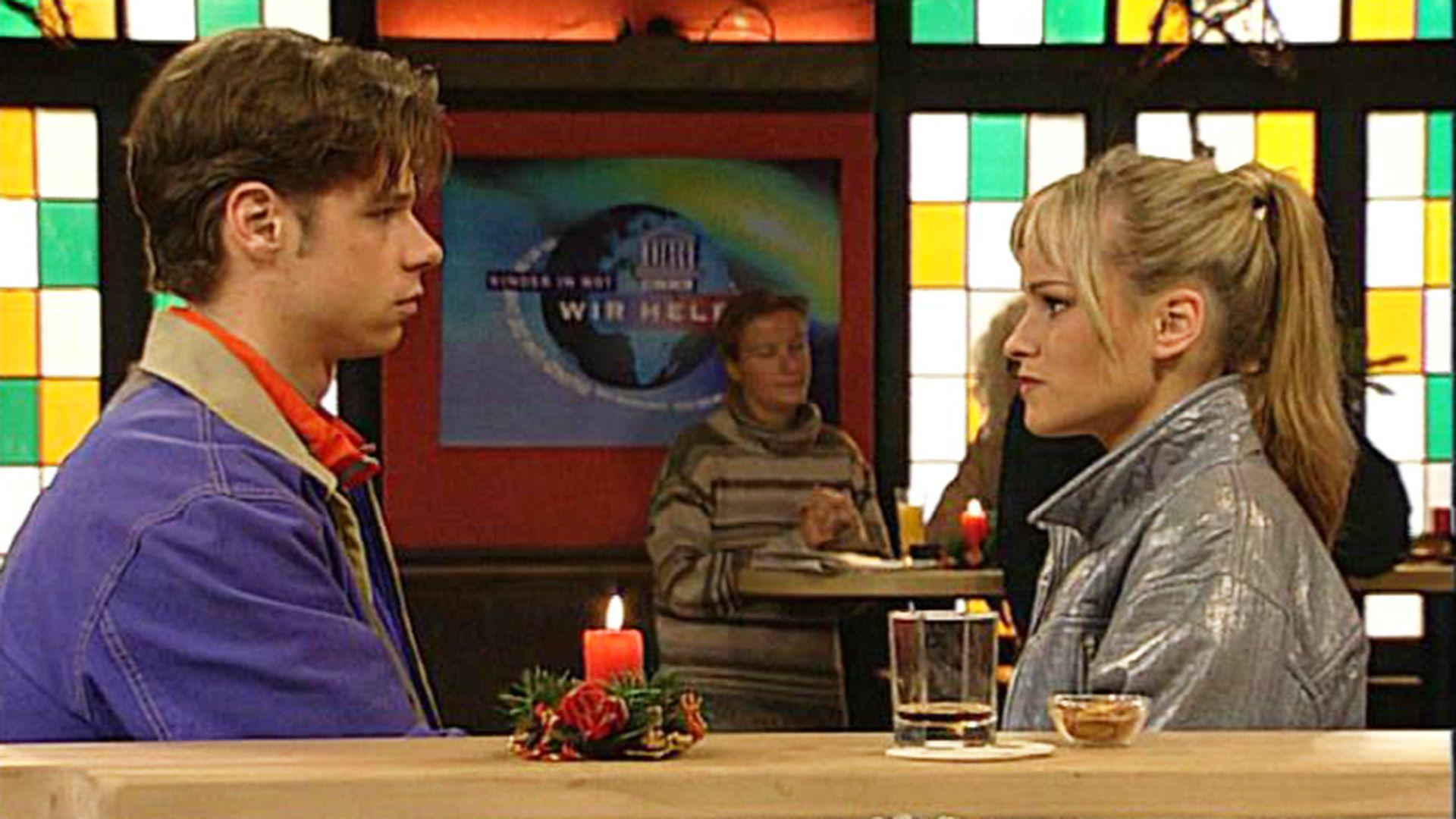 Mike bringt Corinna den Umgang mit der Waffe bei