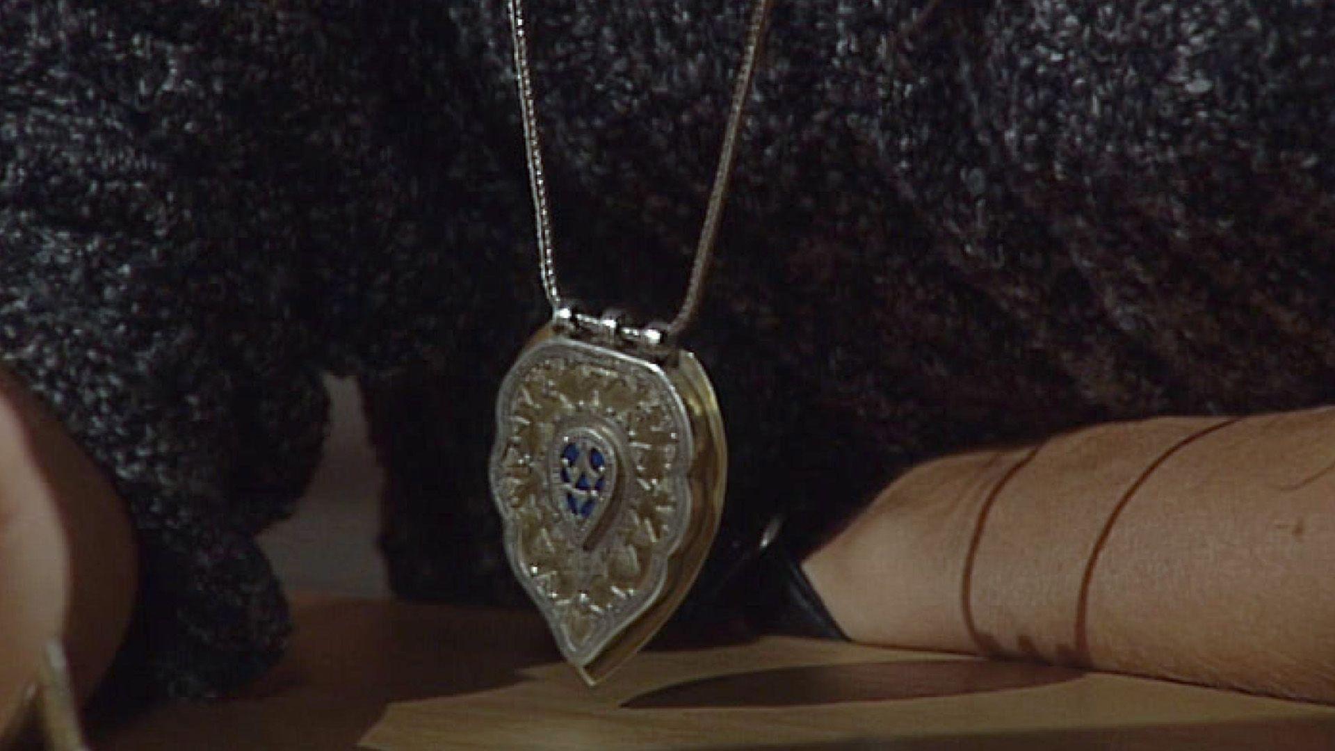 Flo gibt Felix ihr Amulett für eine neue Spielrunde