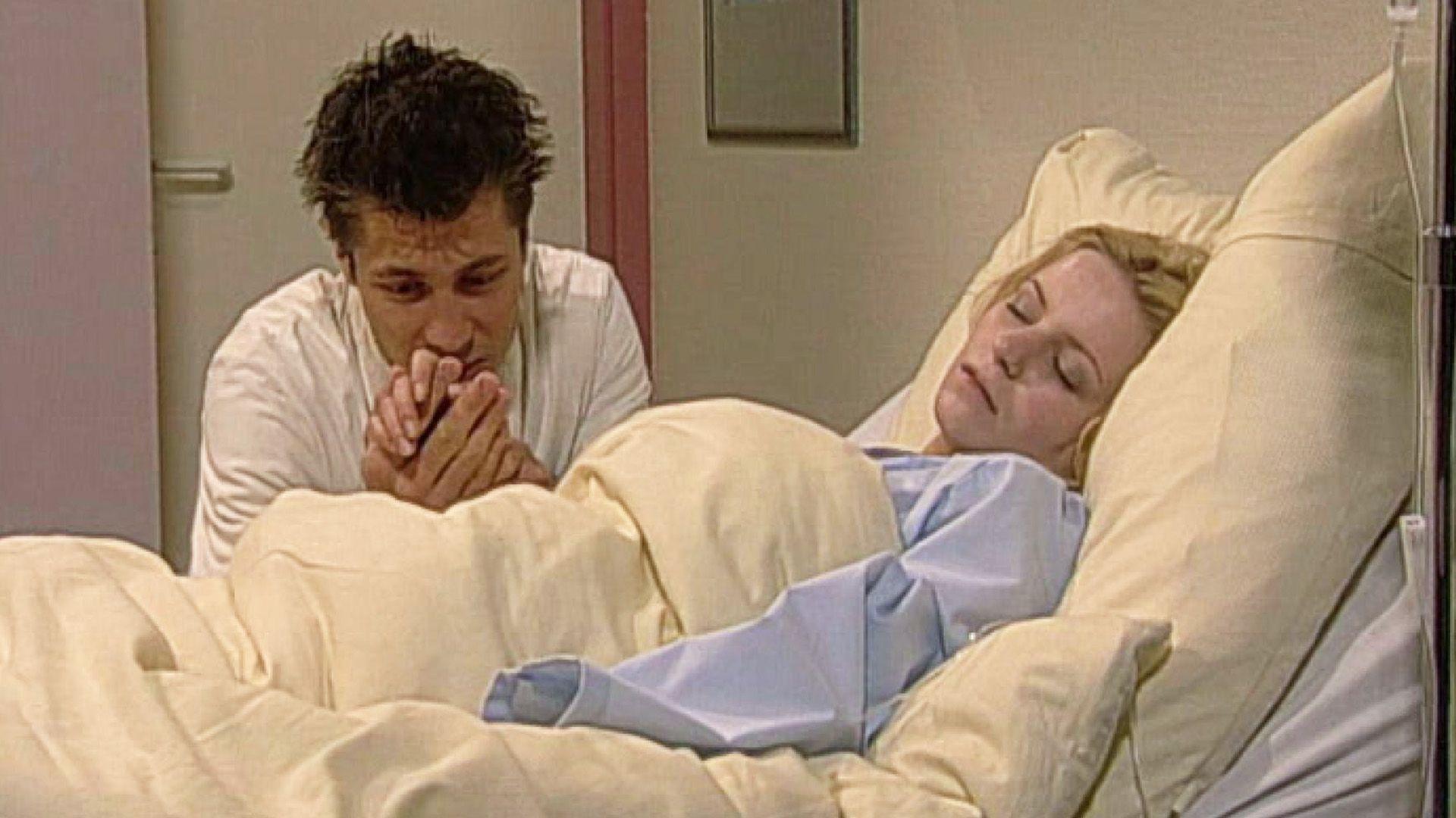 Sue erleidet eine Fehlgeburt und muss ins Krankenhaus