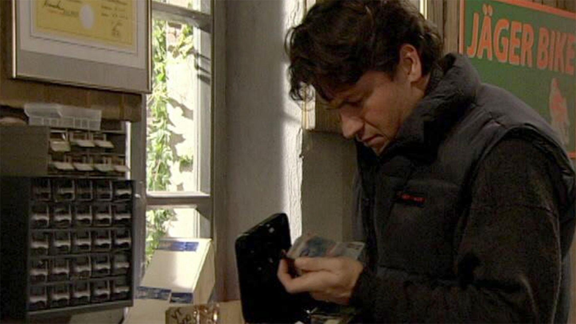 Rolf verdächtigt Jan, ihm Geld gestohlen zu haben