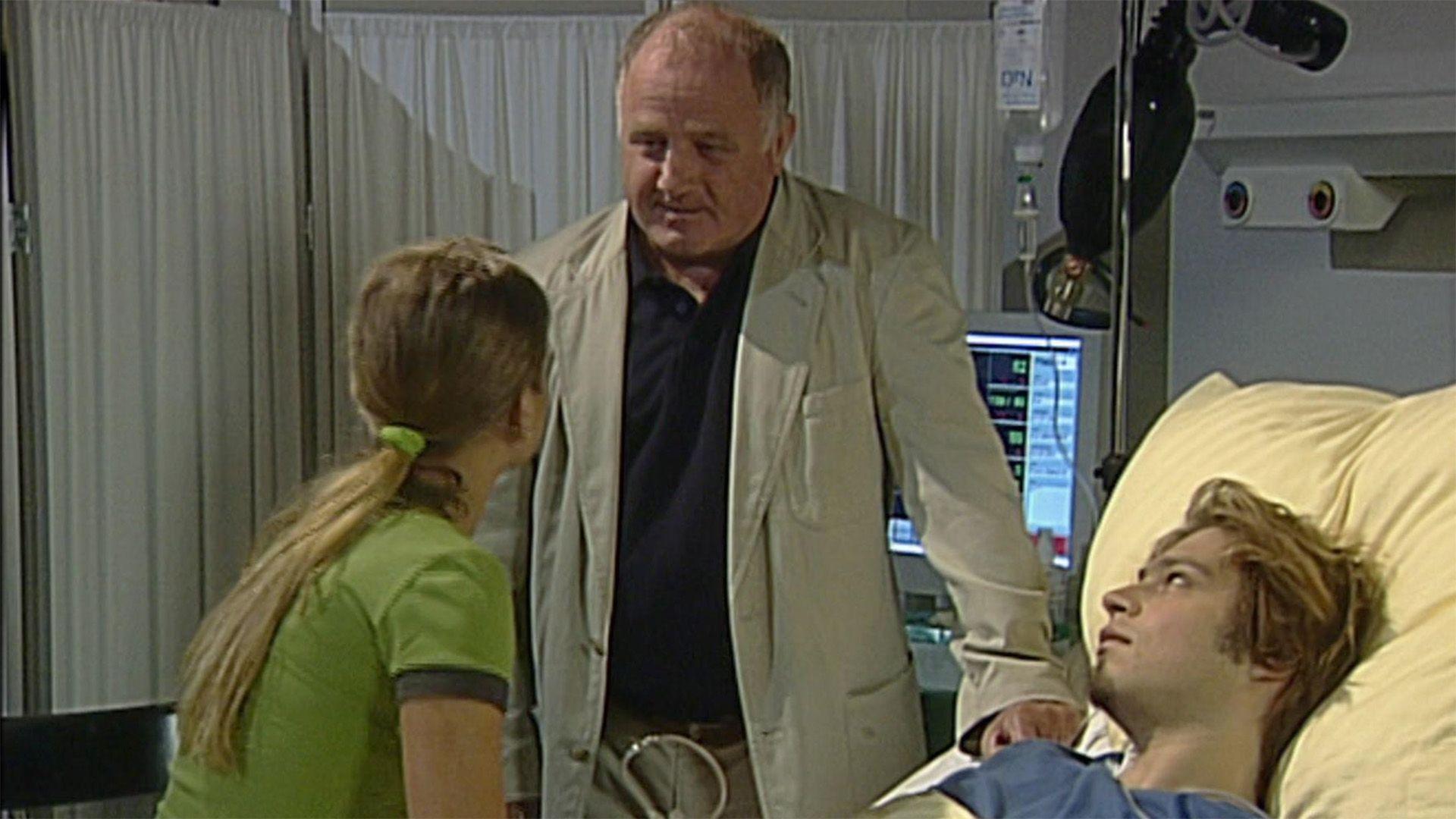 Cora fühlt sich immer mehr zu Leon hingezogen.