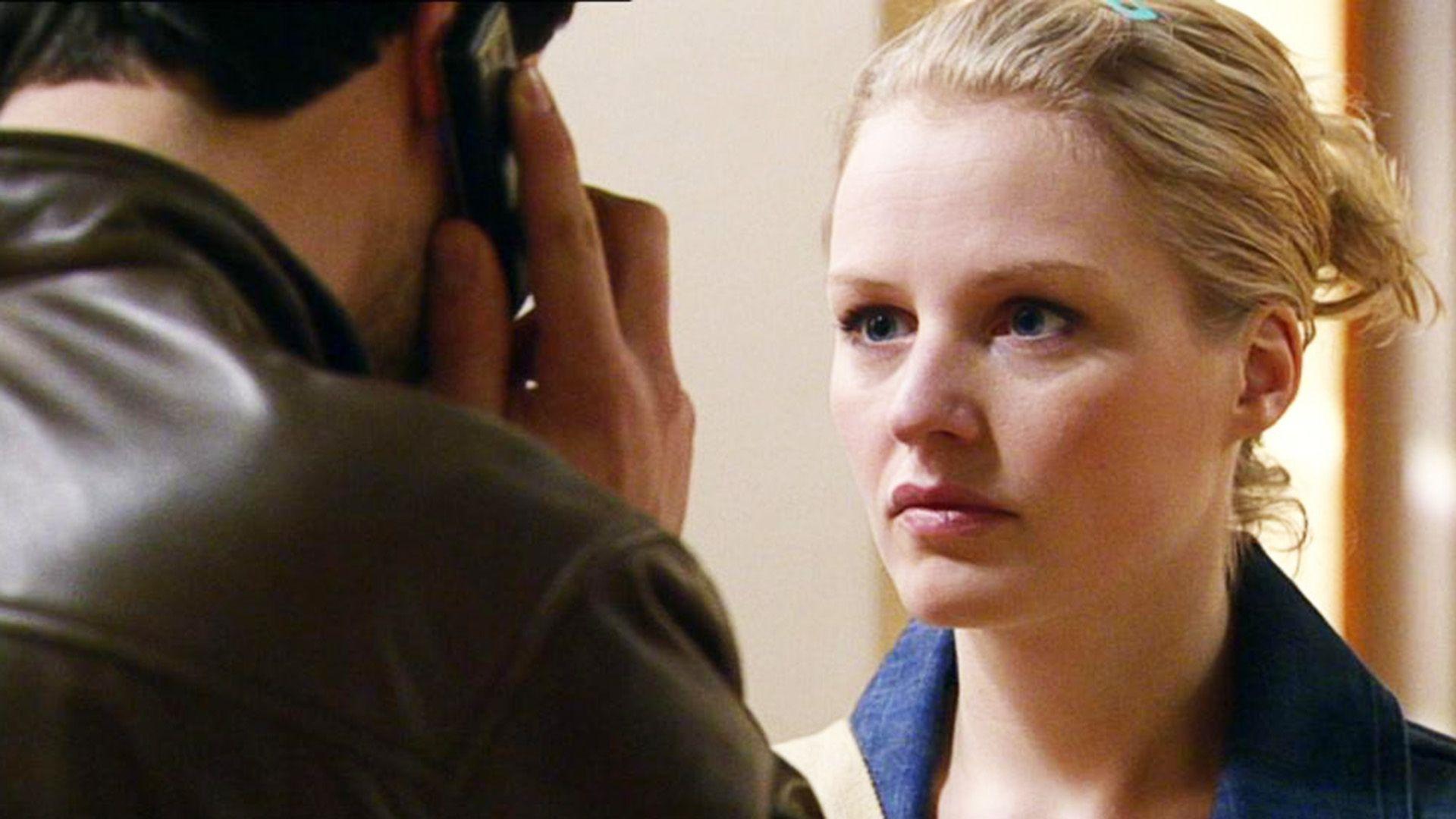 Jenny kehrt zu ihrer erleichterten Familie zurück.