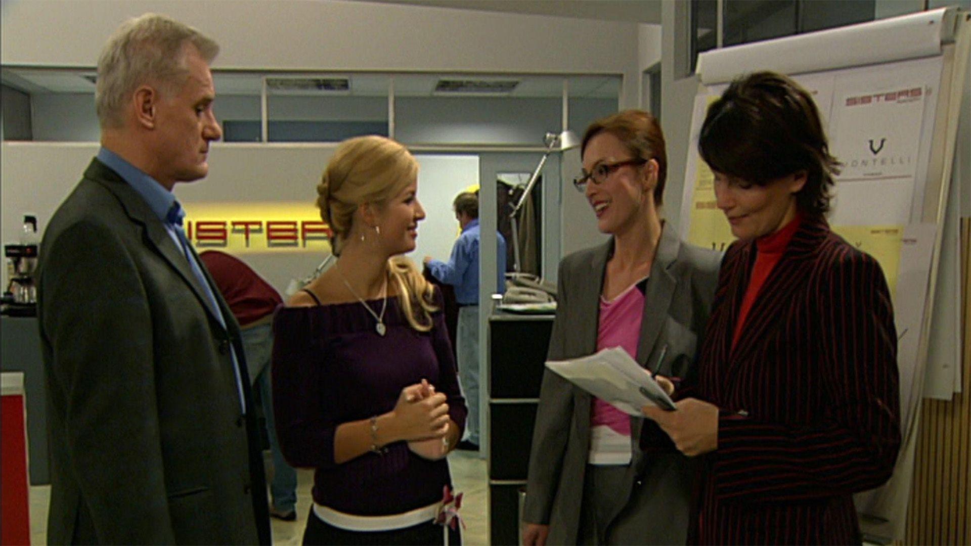 Verena gerät in der Agentur zwischen die Fronten.