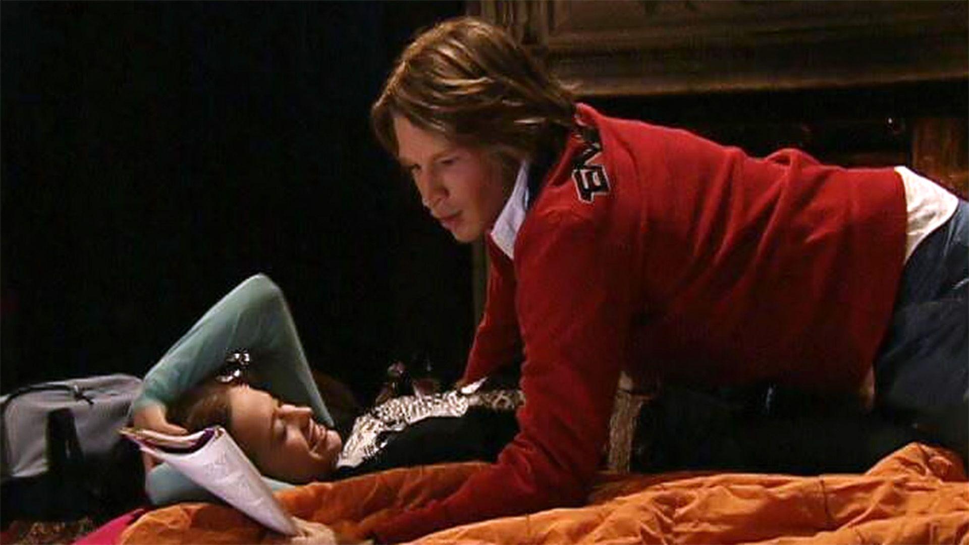 Lena entführt Tim zu ihrer ersten Nacht im Schloss.