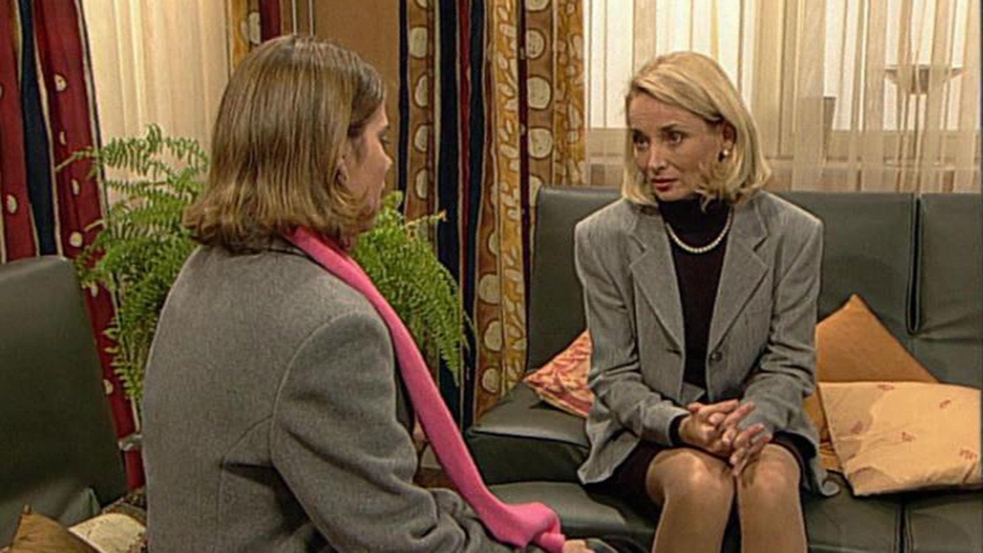 Claire besucht Regina. Ihr charmantes Auftreten stürzt Regina in ein Dilemma