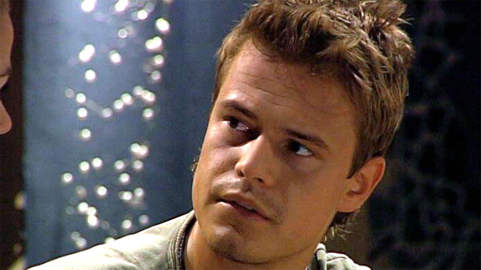 Henrik leistet eine Anzahlung für seine Traumwohnung