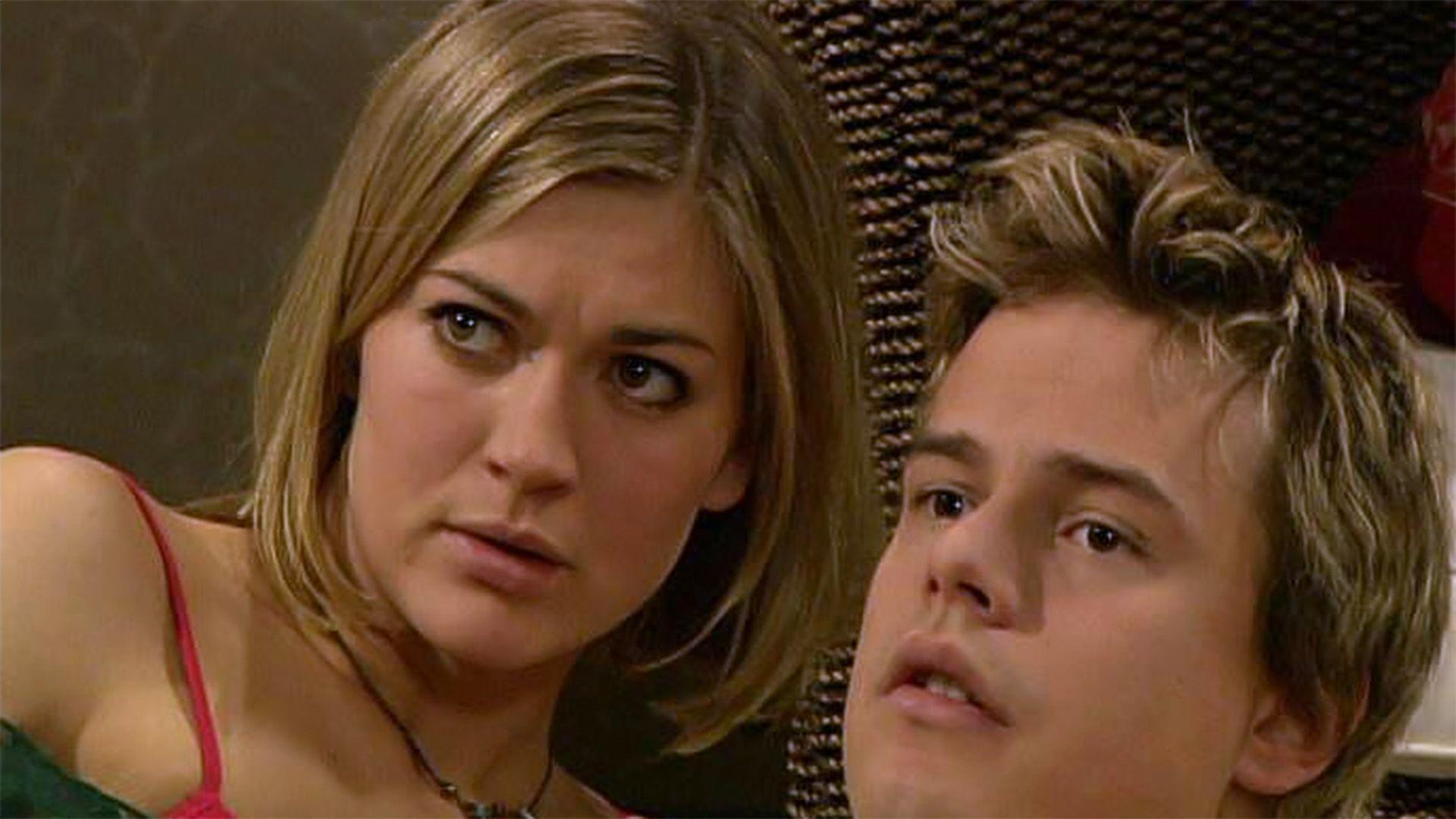 Leon erwischt seinen Freund Henrik mit Cora im Bett.