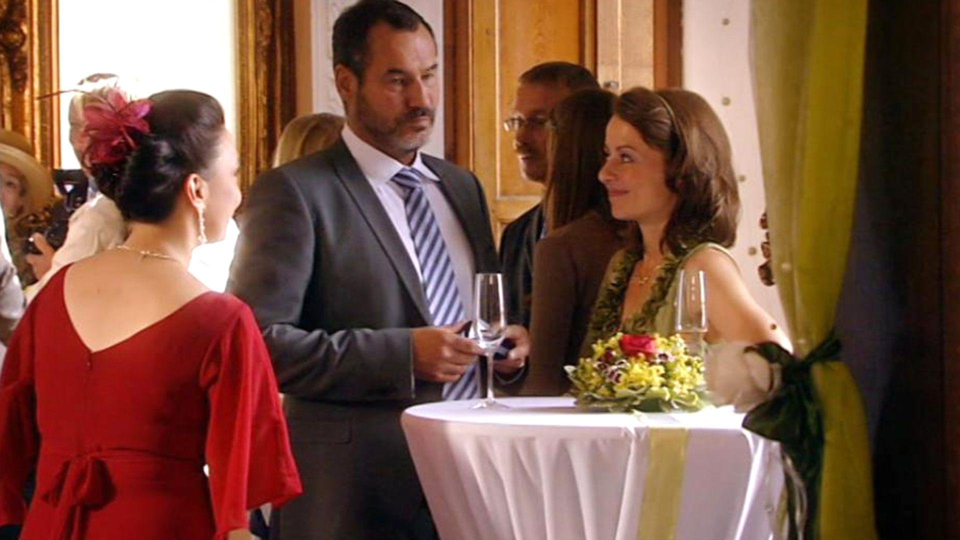 Simone will Richard von Celines Plänen erzählen