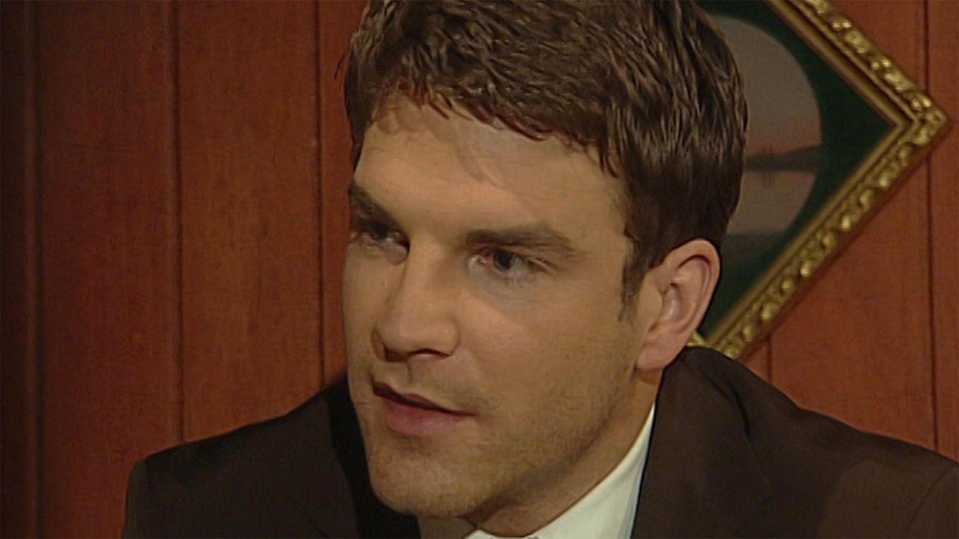 Martin stellt sich trotz Flos Bedenken der Polizei.