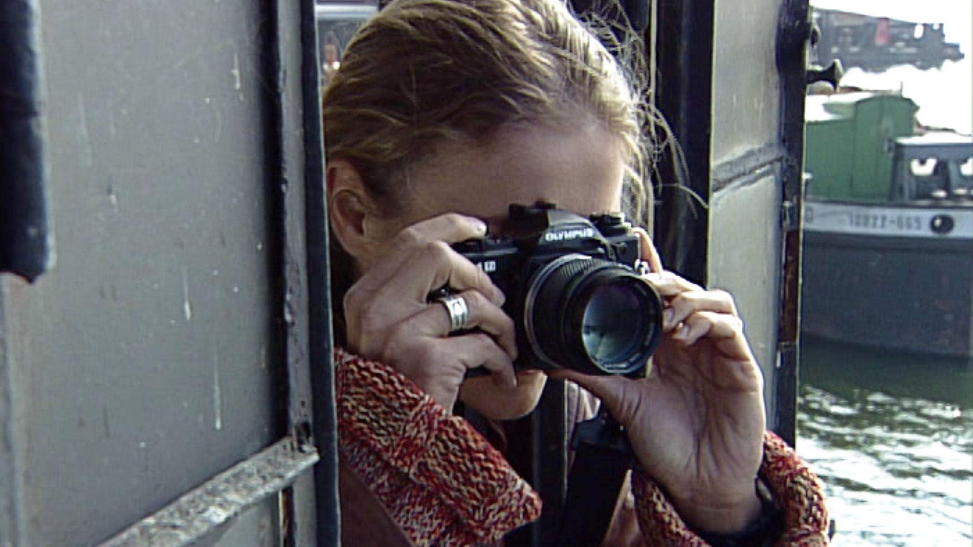 Flo macht Fotos von den Drogengeschäften Wettsteins