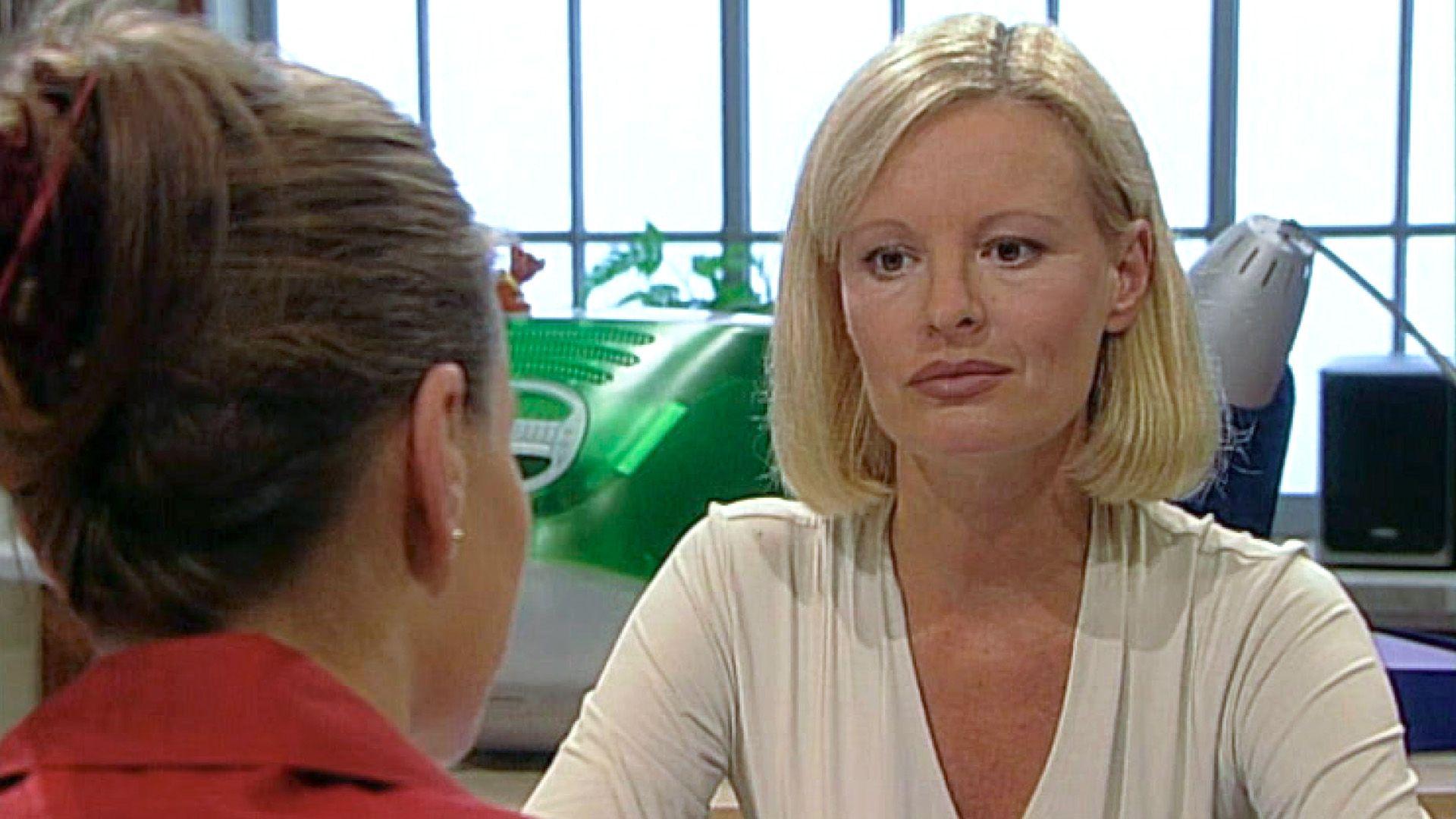 Claudia bekommt eine Festanstellung in der Agentur
