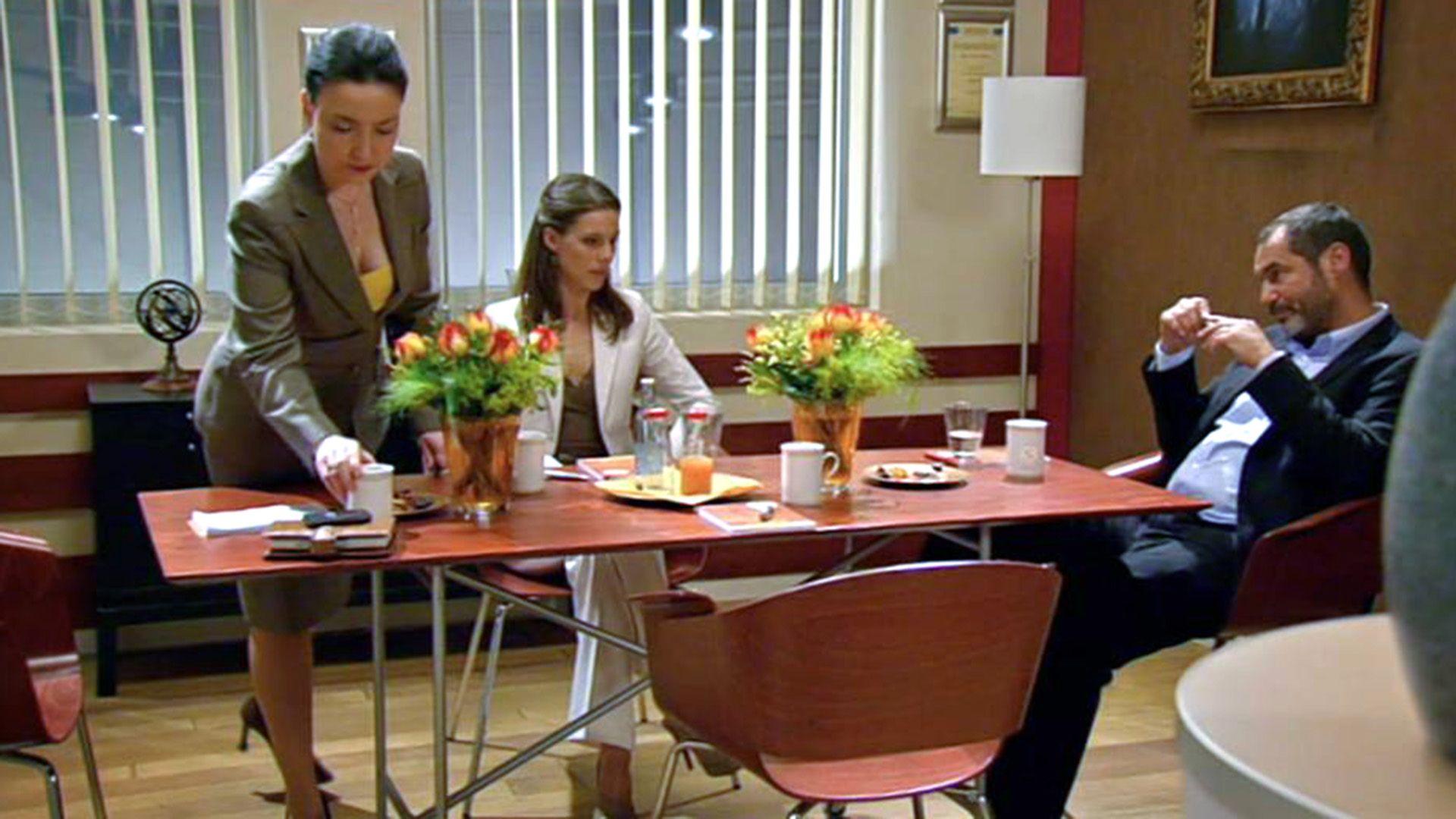 Simone will Jenny und Claudia in ihre Schranken weisen
