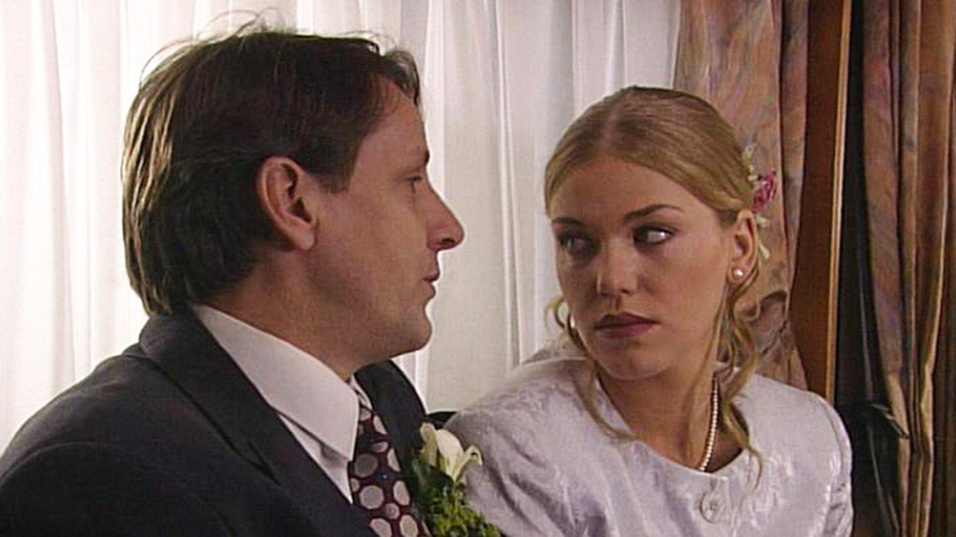 Corinna verkündet, dass es keine Hochzeit geben wird.