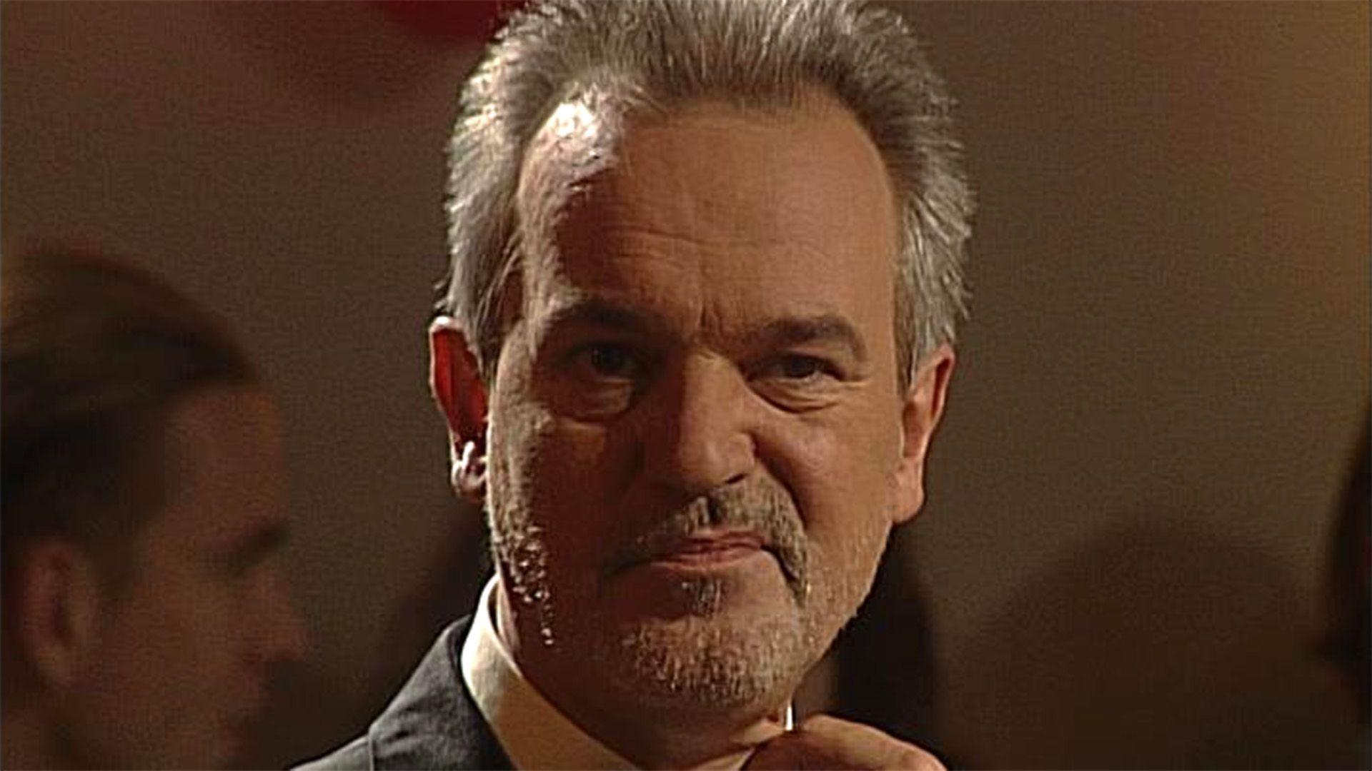 Daniel tritt in der Bar als Entfesselungskünstler auf