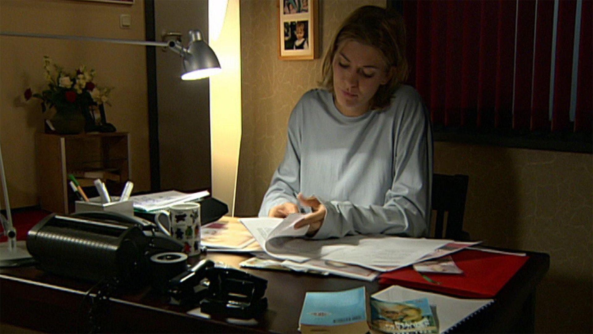 Cora sucht erfolglos Ablenkung in ihrer Arbeit.
