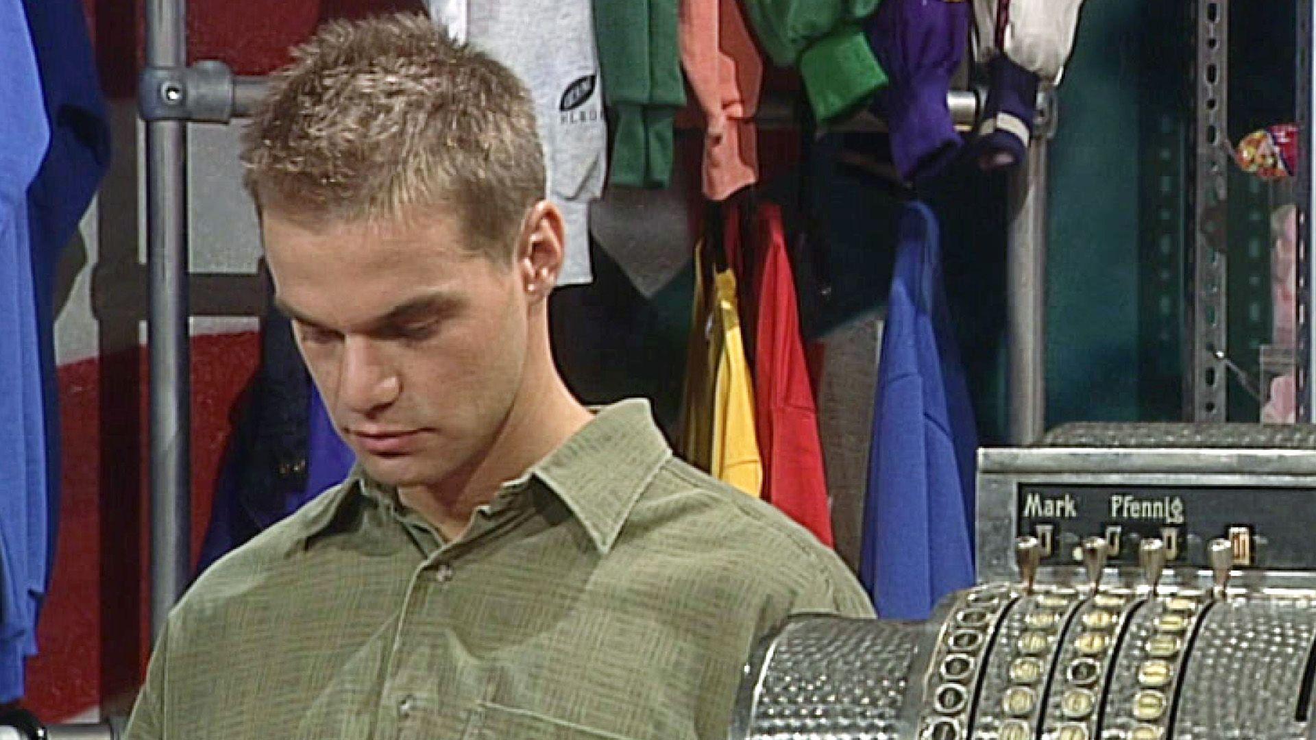 Andy und Charlie stellen Cora als Verkäuferin ein