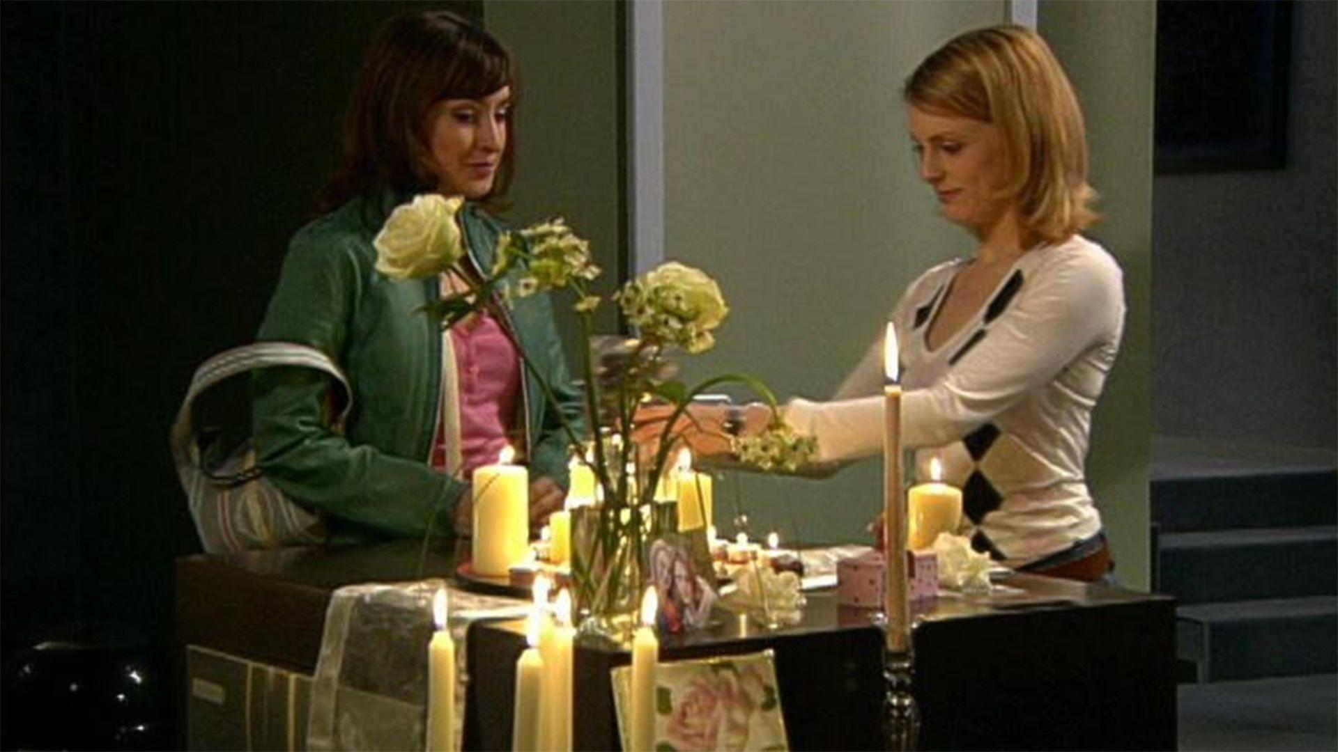 Sandra wird von Isabel zu einer Trauerfeier eingeladen