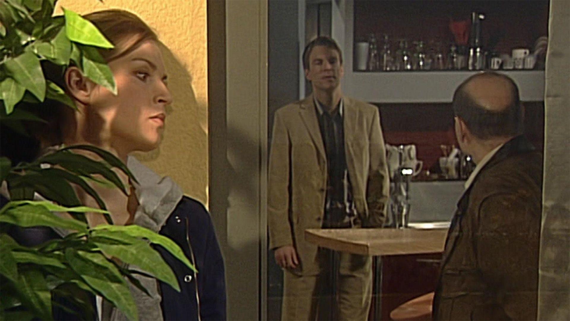 Sonja erwacht aus dem Koma und hat Angst vor Barbara.