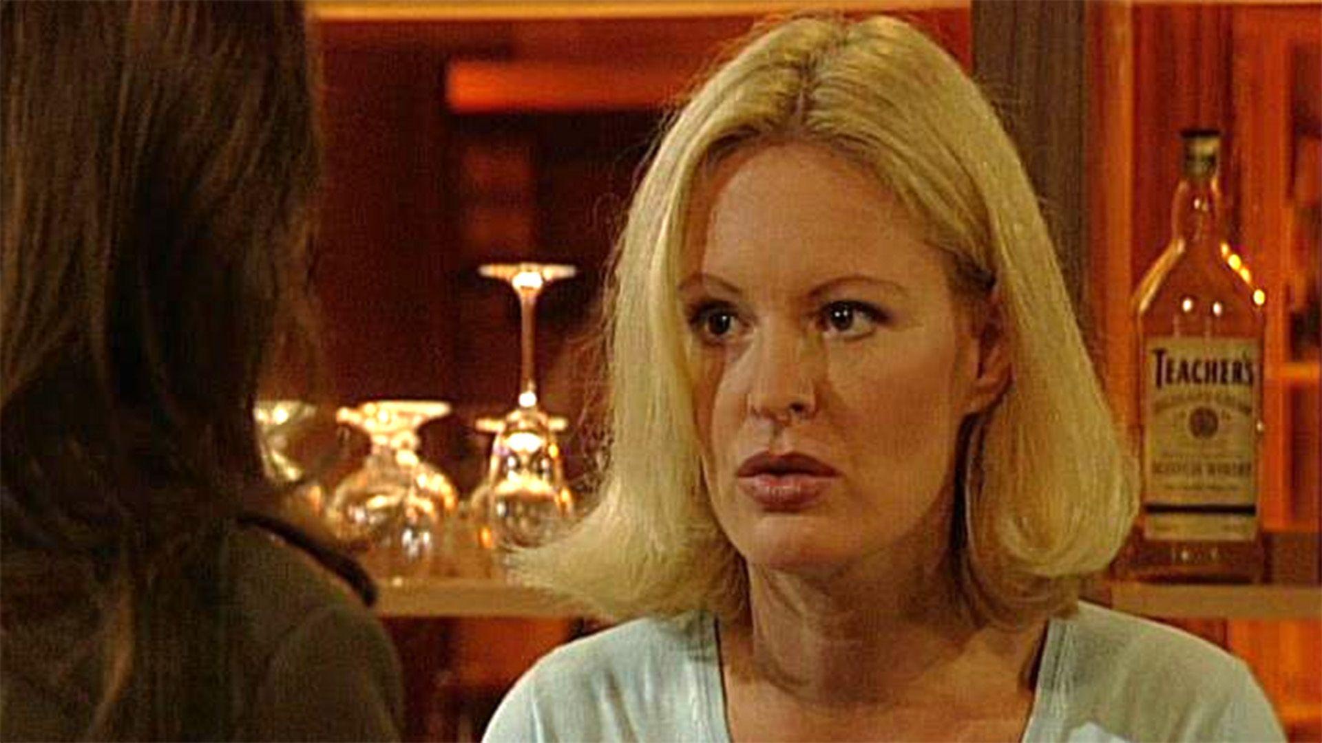 Gideon holt zum finalen Schlag gegen Claudia aus