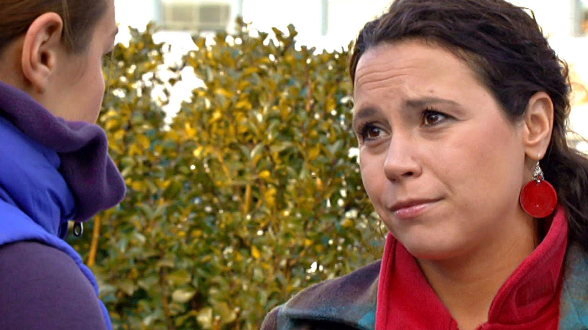 Katja verlangt von Annette, Stillschweigen zu bewahren