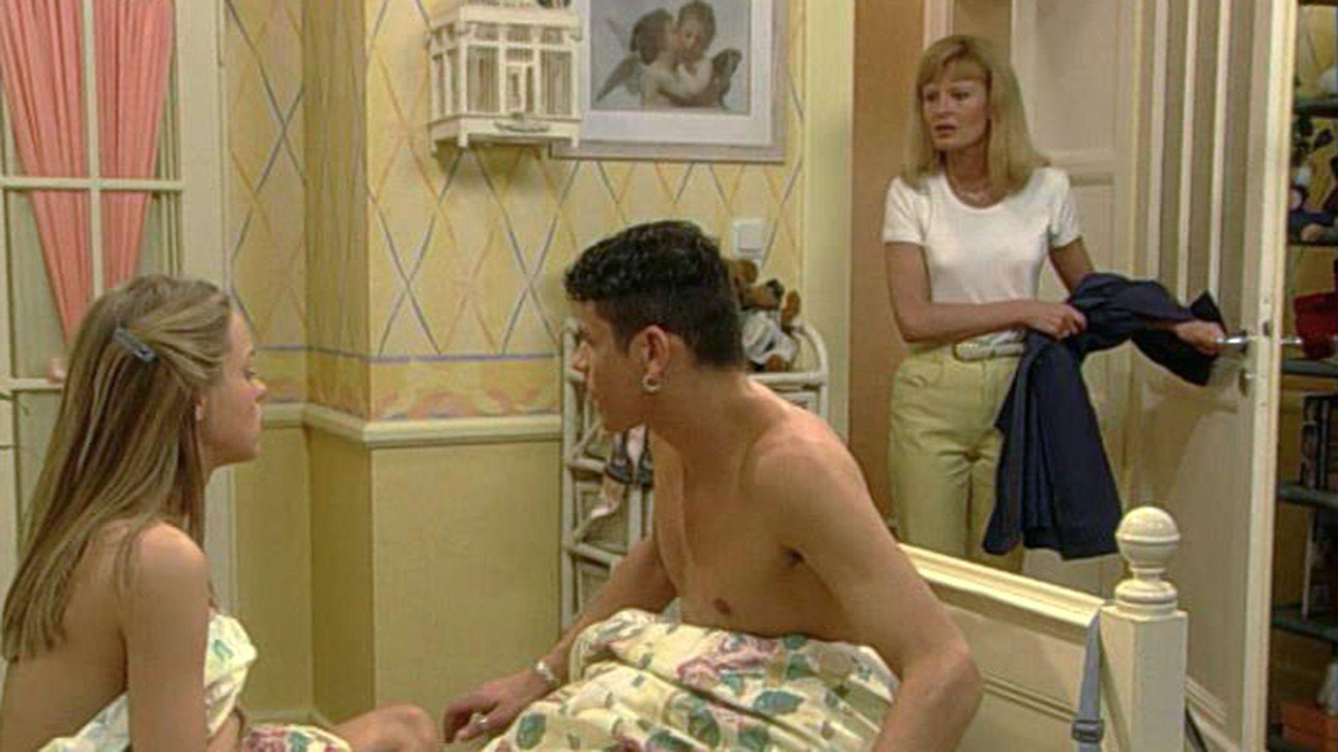 Claudia erwischt Axel und Jessica zusammen im Bett