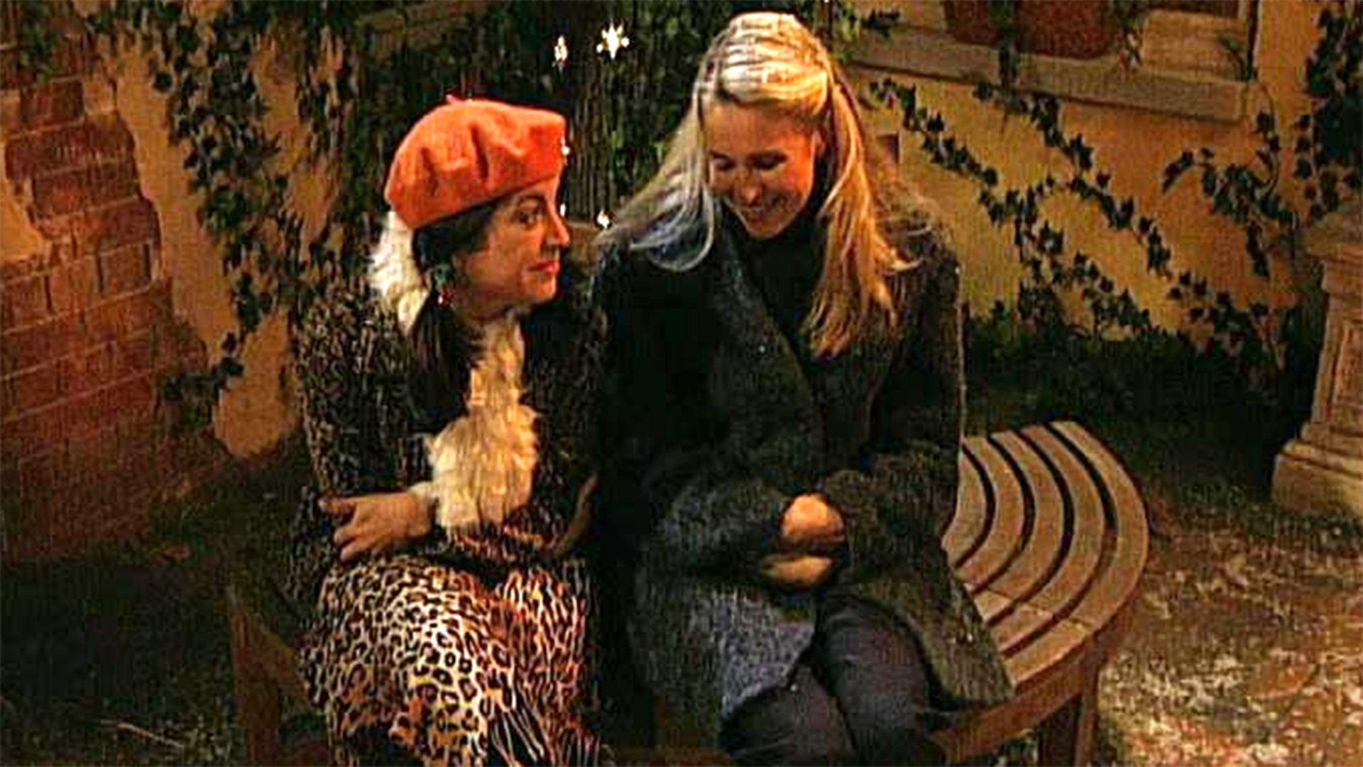 Nichtsahnend freundet sich Sarah mit Meike an