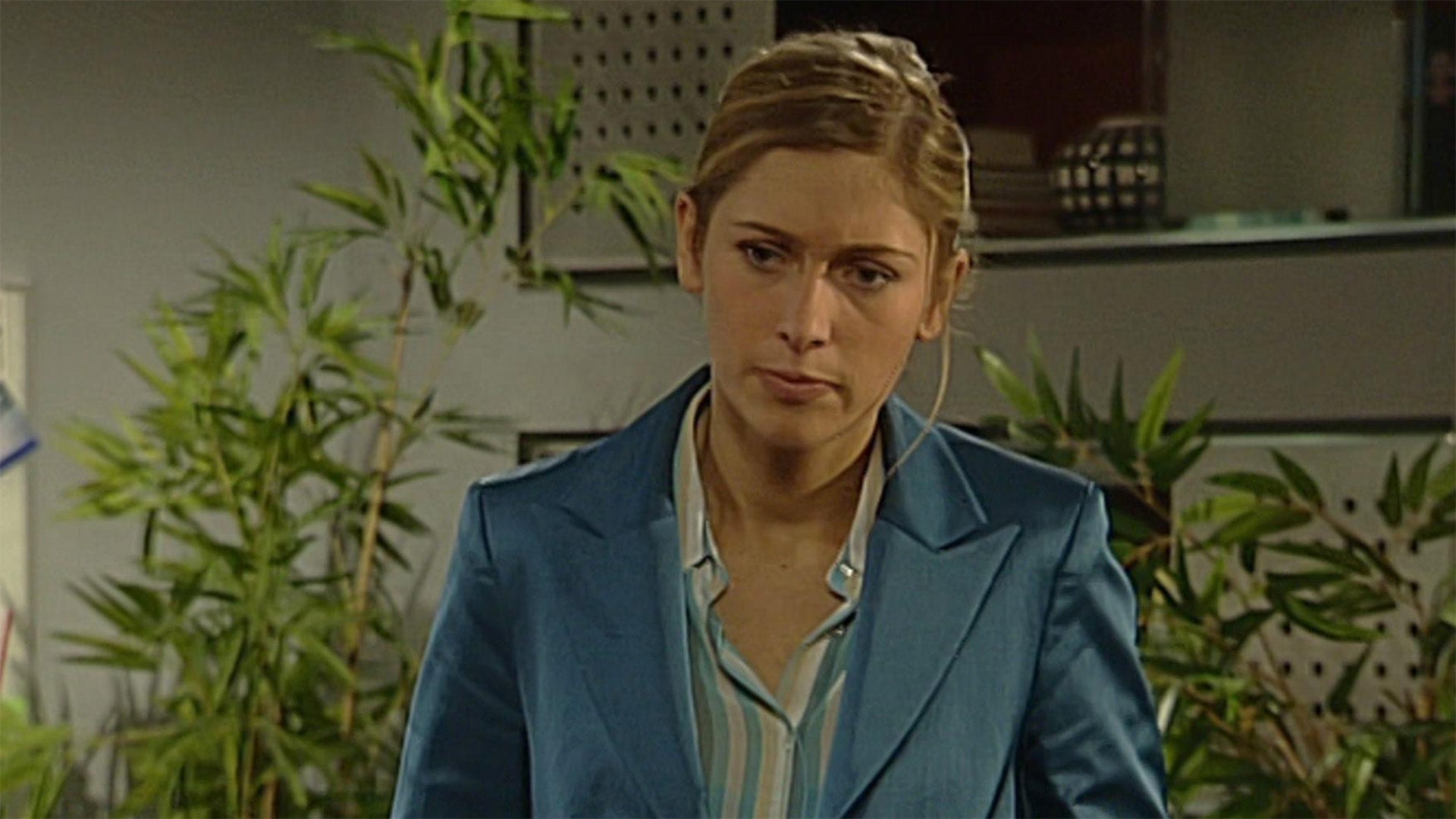 Sonja will die Geldübergabe an Johansen hinauszögern.