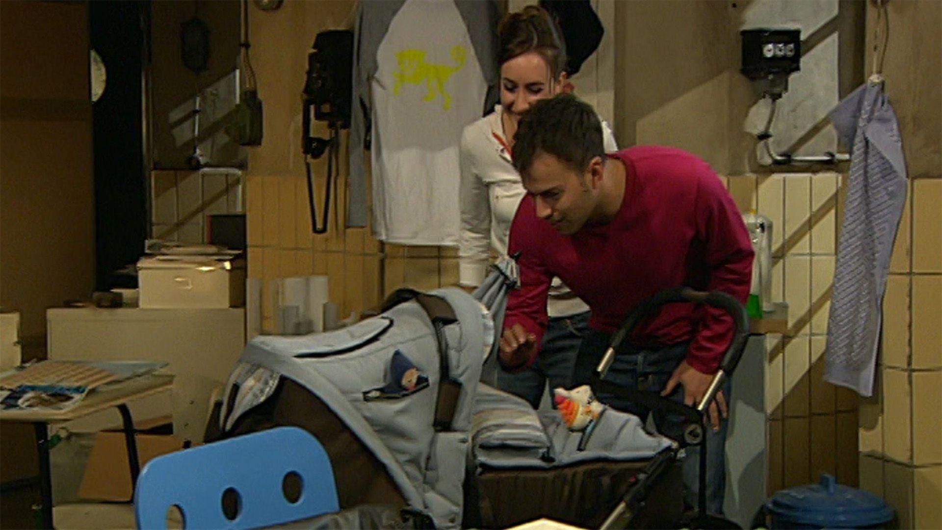 Deniz testet an Nicos Sohn seine Fähigkeiten als Vater