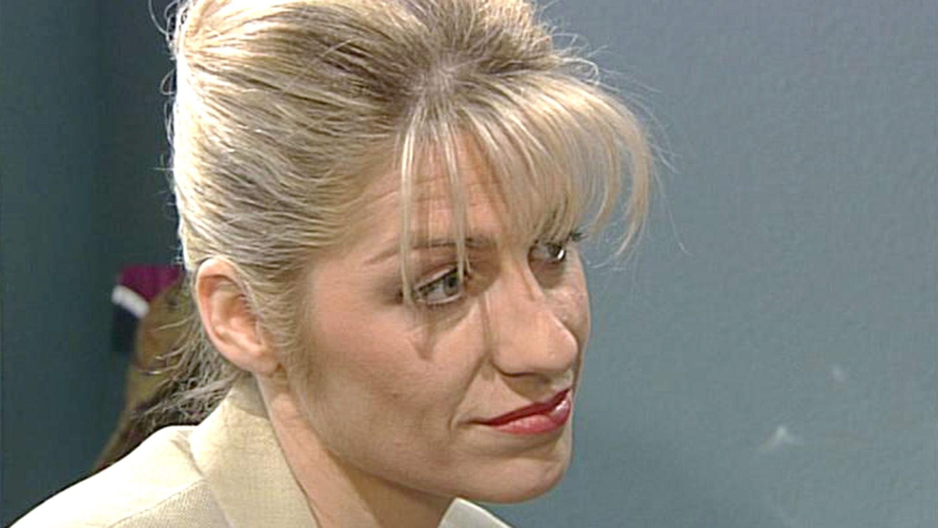 Eva behauptet, Charly habe sie im Wahn angegriffen