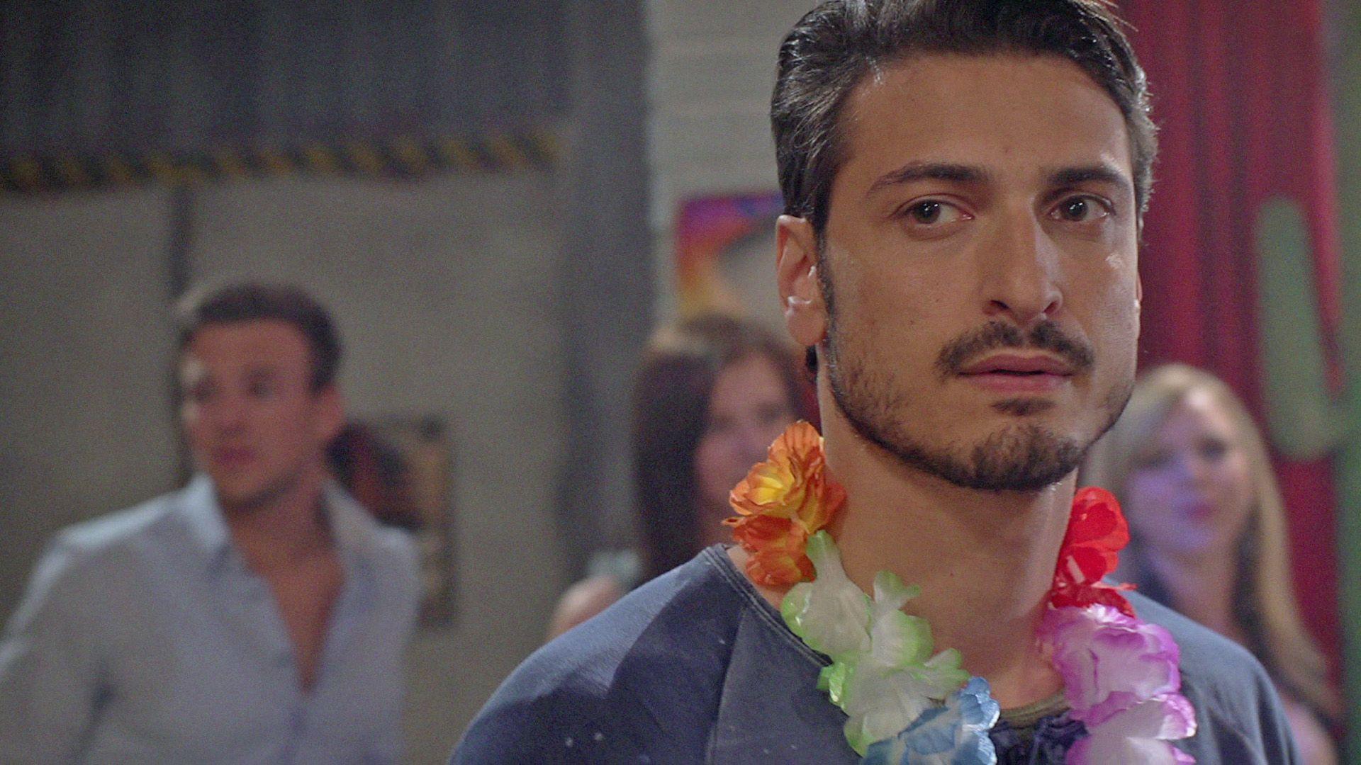 Deniz erkennt, dass er gegen Marco keine Chance hat