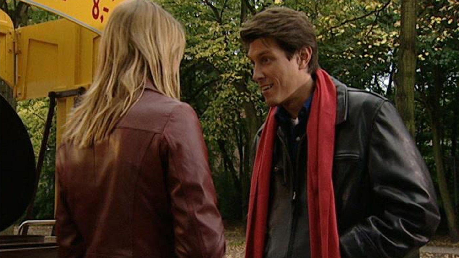 Tom hat ein Blind Date mit der unbekannten Anruferin