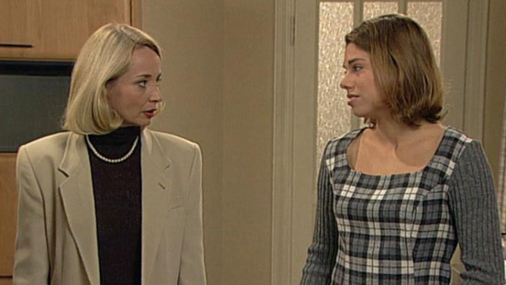 Claire kann Regina dazu überreden