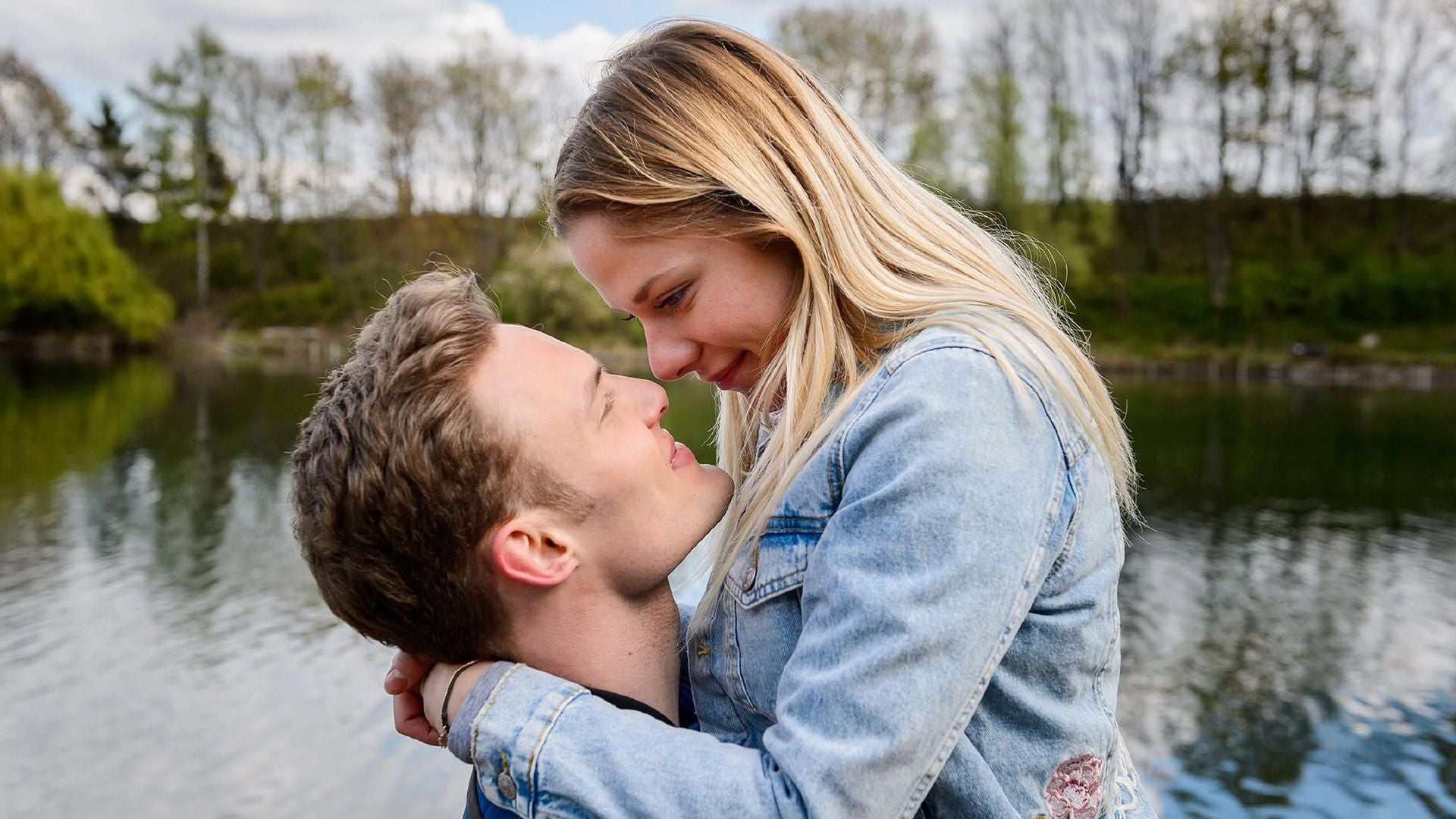 Tim und Marie genießen ihr Liebesglück