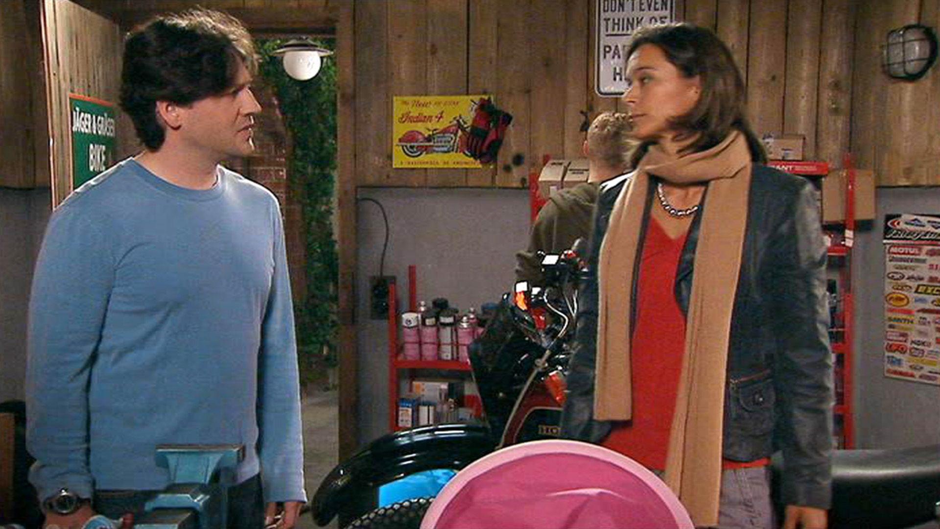 Pia bittet Rolf sich bei Tobias zu entschuldigen