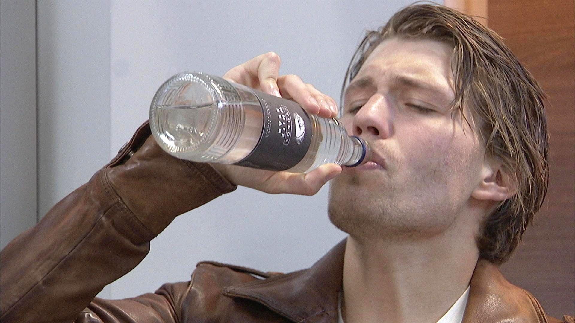Auch das noch: Dominik sucht Trost im Alkohol!