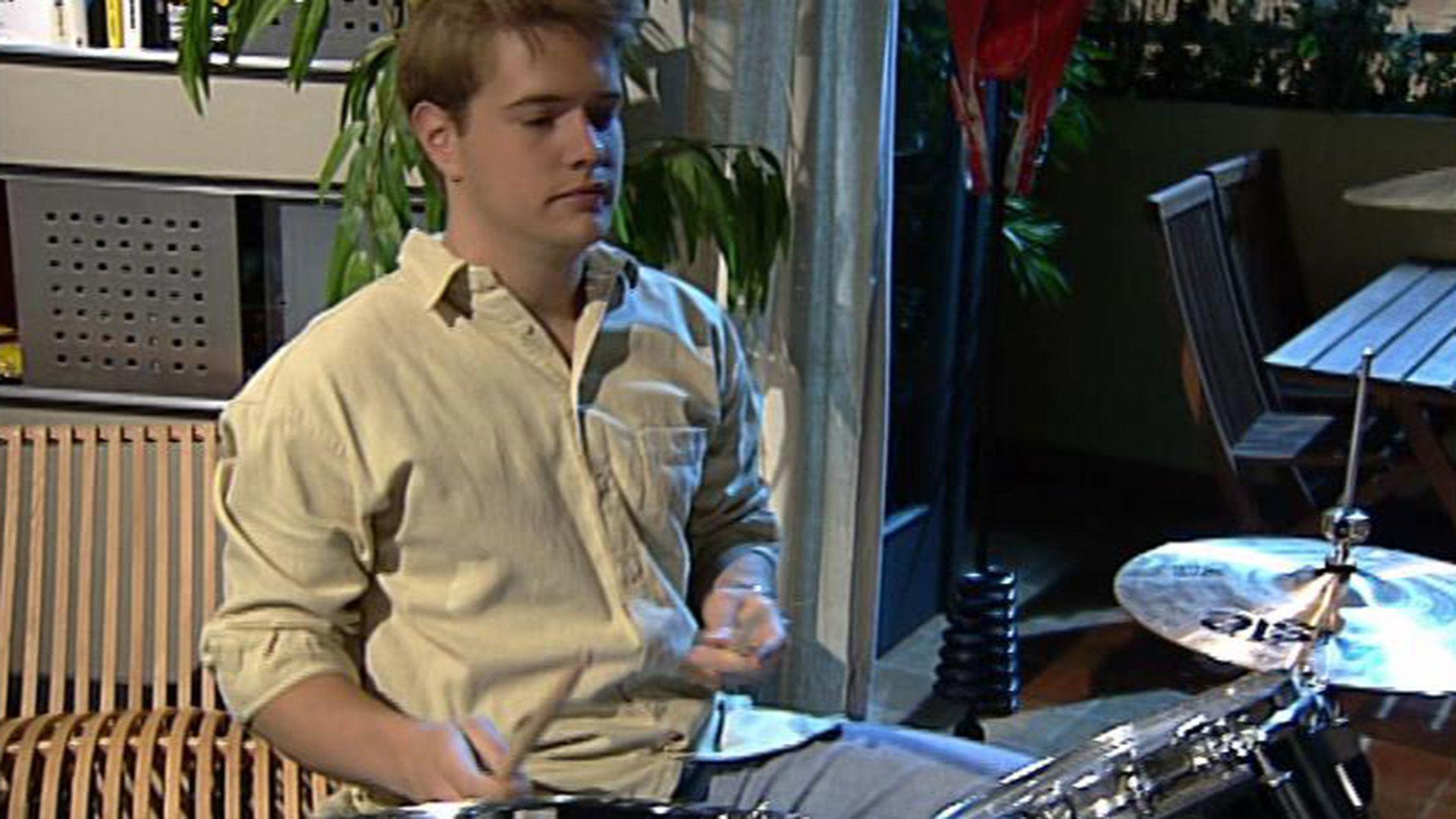 Charlie beschließt, wieder eine Musikband zu gründen
