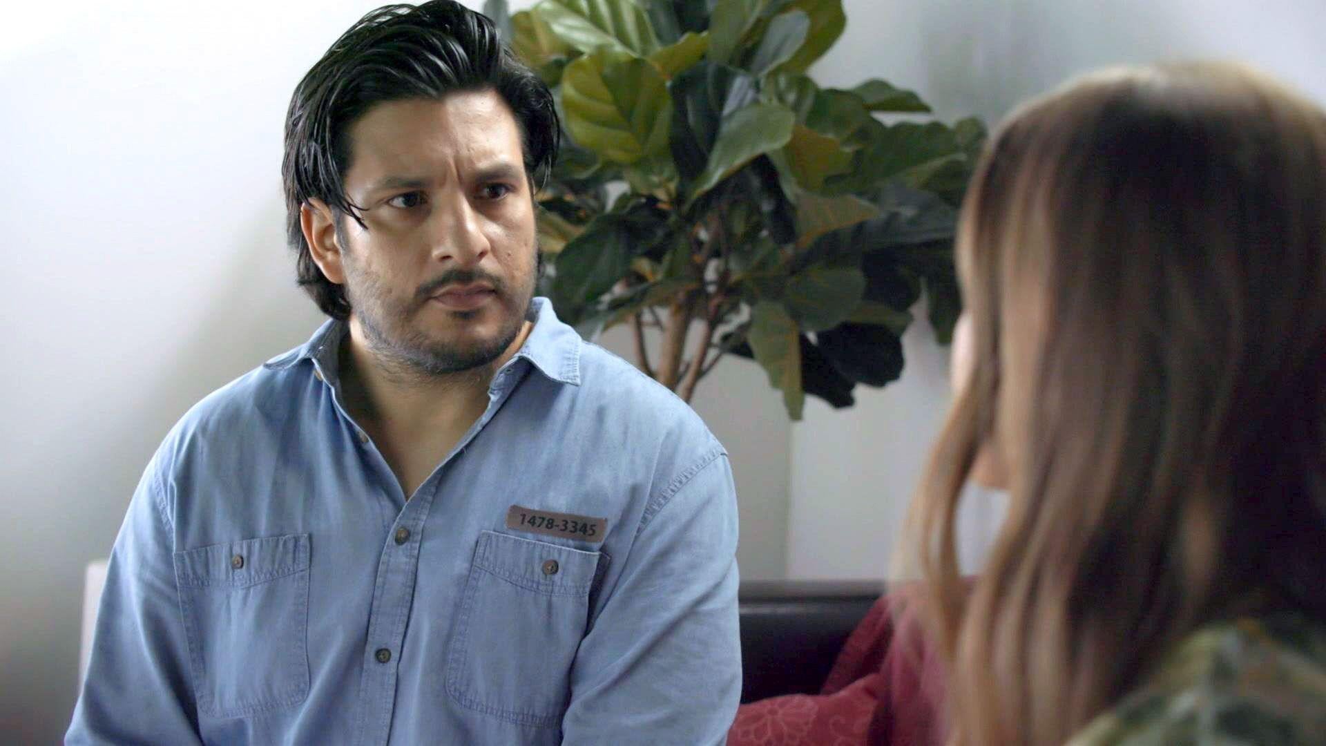 Nathalie besucht Maximilian im Gefängnis