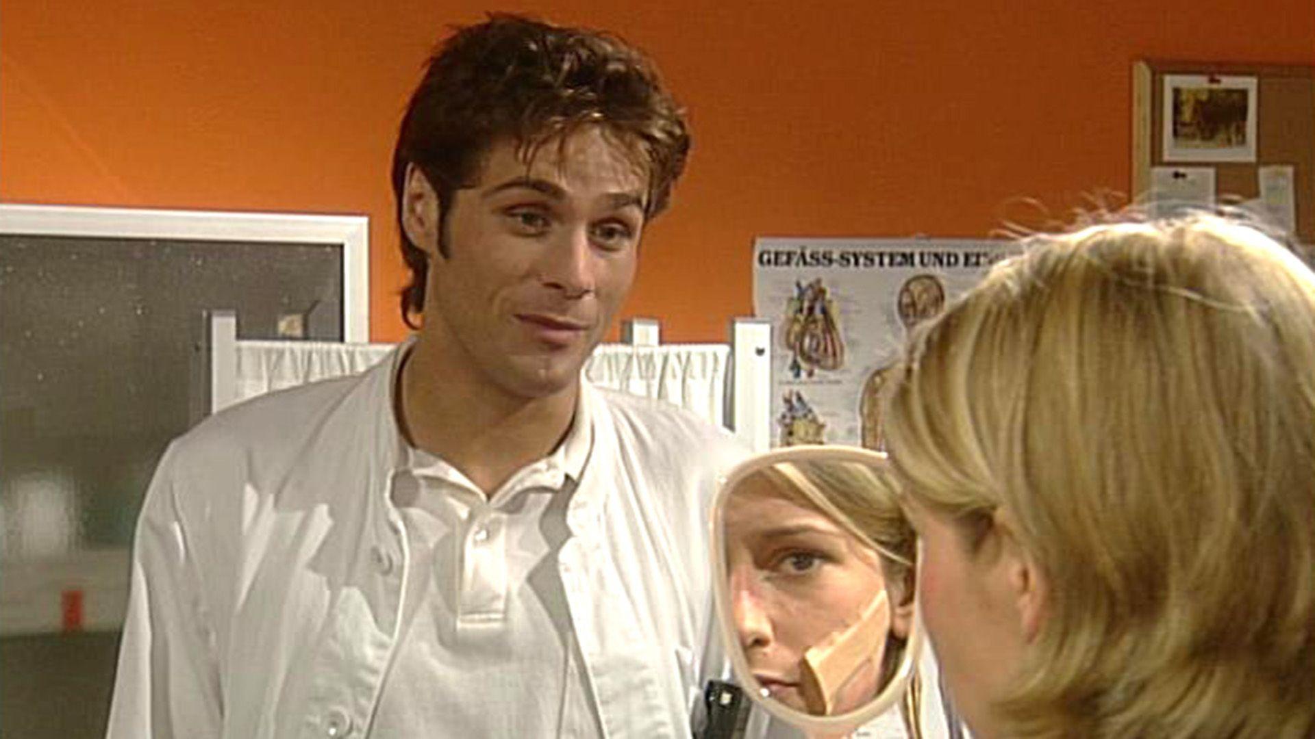 Eine Frau überlässt Katja ein Baby namens Lea