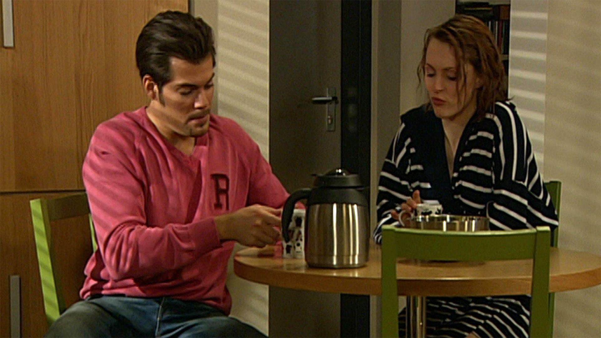 Leon ist sein Versuch, Isabel zu küssen, sehr peinlich