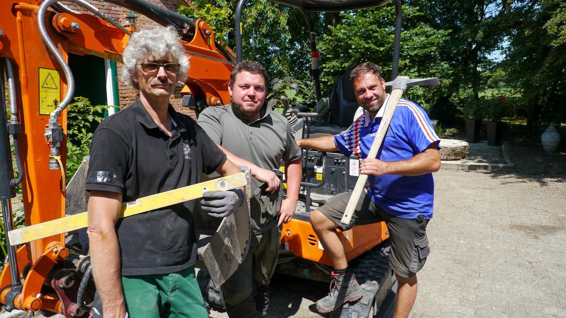 Das Garten-Trio kümmert sich um eine Wiese