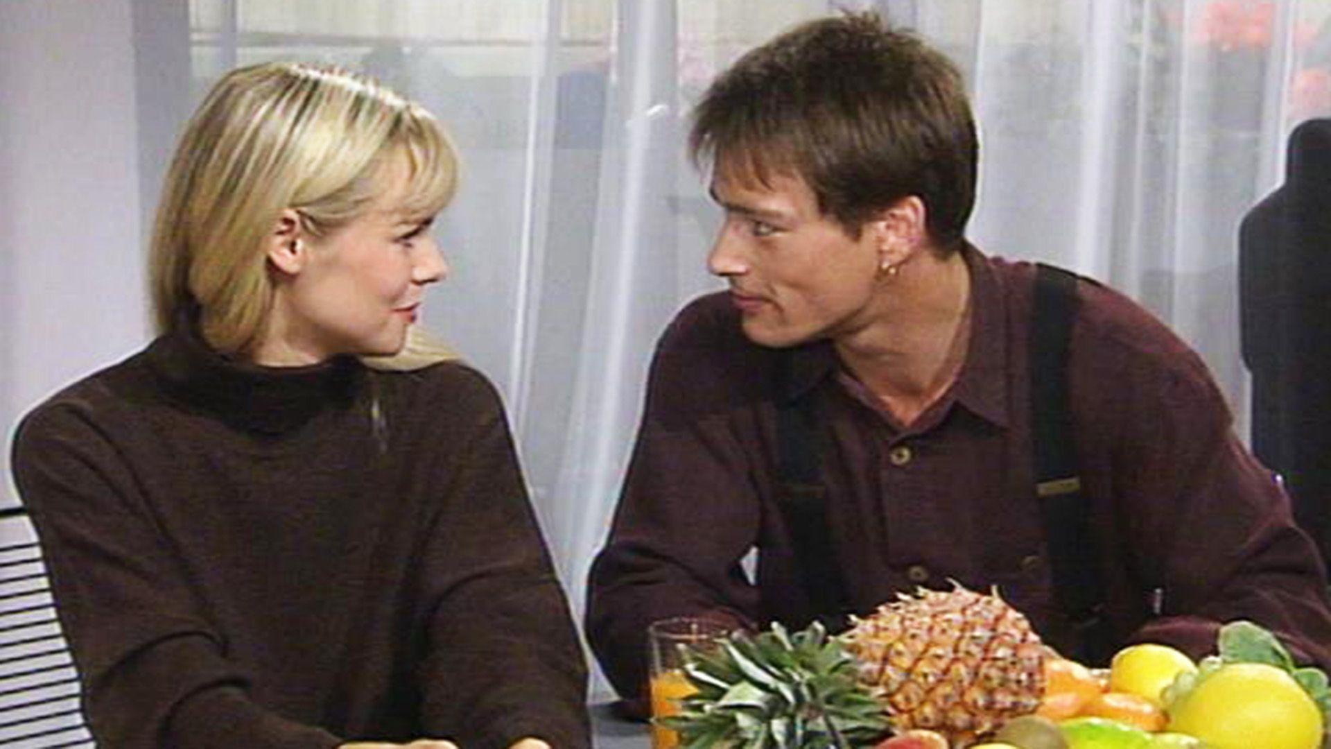 Saskia verdächtigt Tina, mit Tom eine Affäre zu haben.