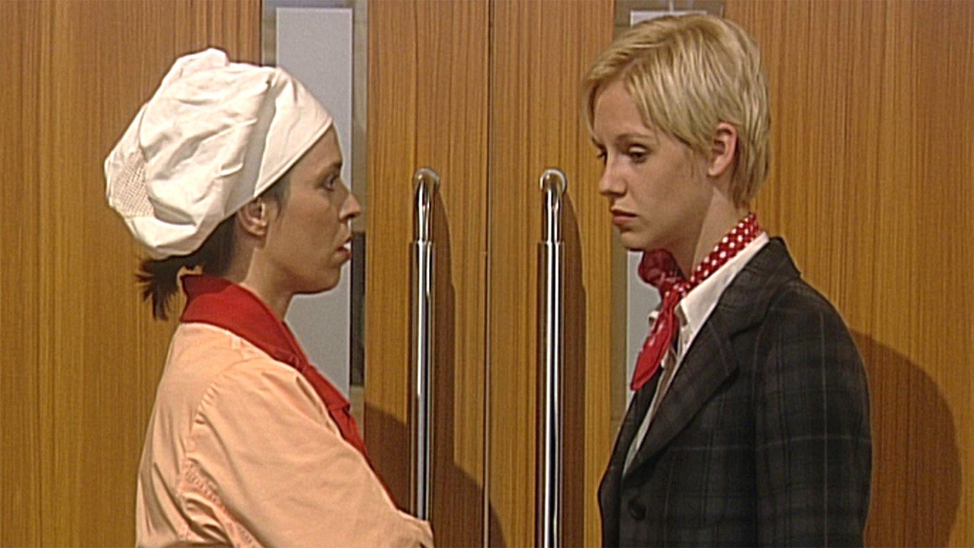 Franziska zwingt Charlotte zu einem Arztbesuch