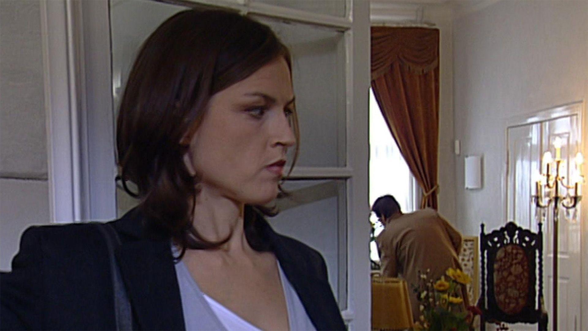 Martin findet die regungslose Sonja und ruft den Arzt.