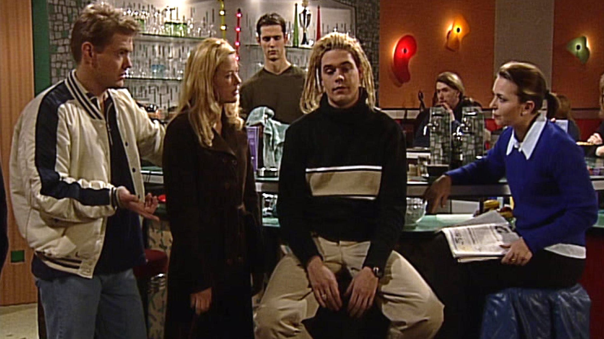 Leons Freunde beginnen, an seiner Unschuld zu zweifeln