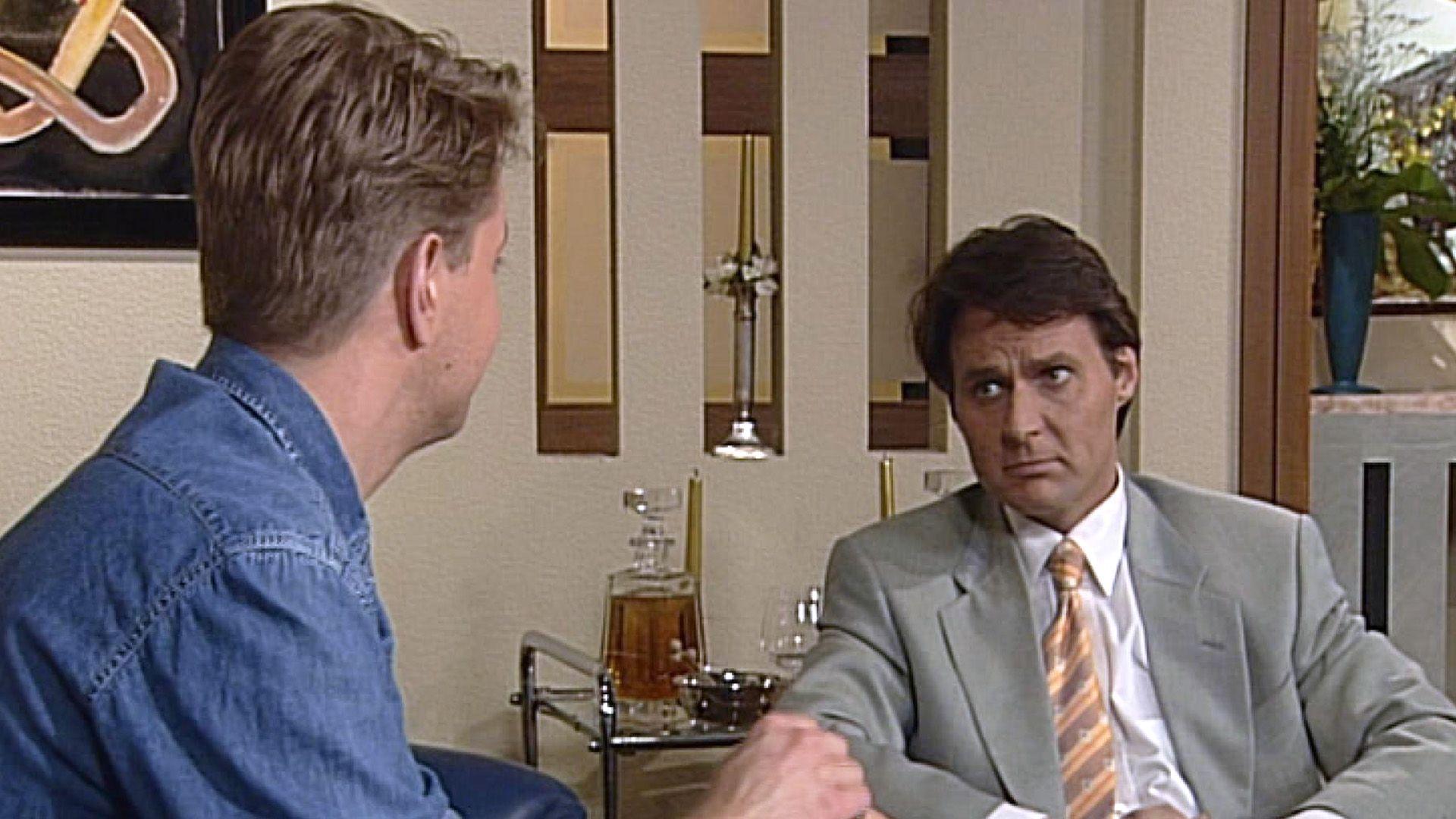 Gerner rät Charlie, sich einen neuen Anwalt zu suchen