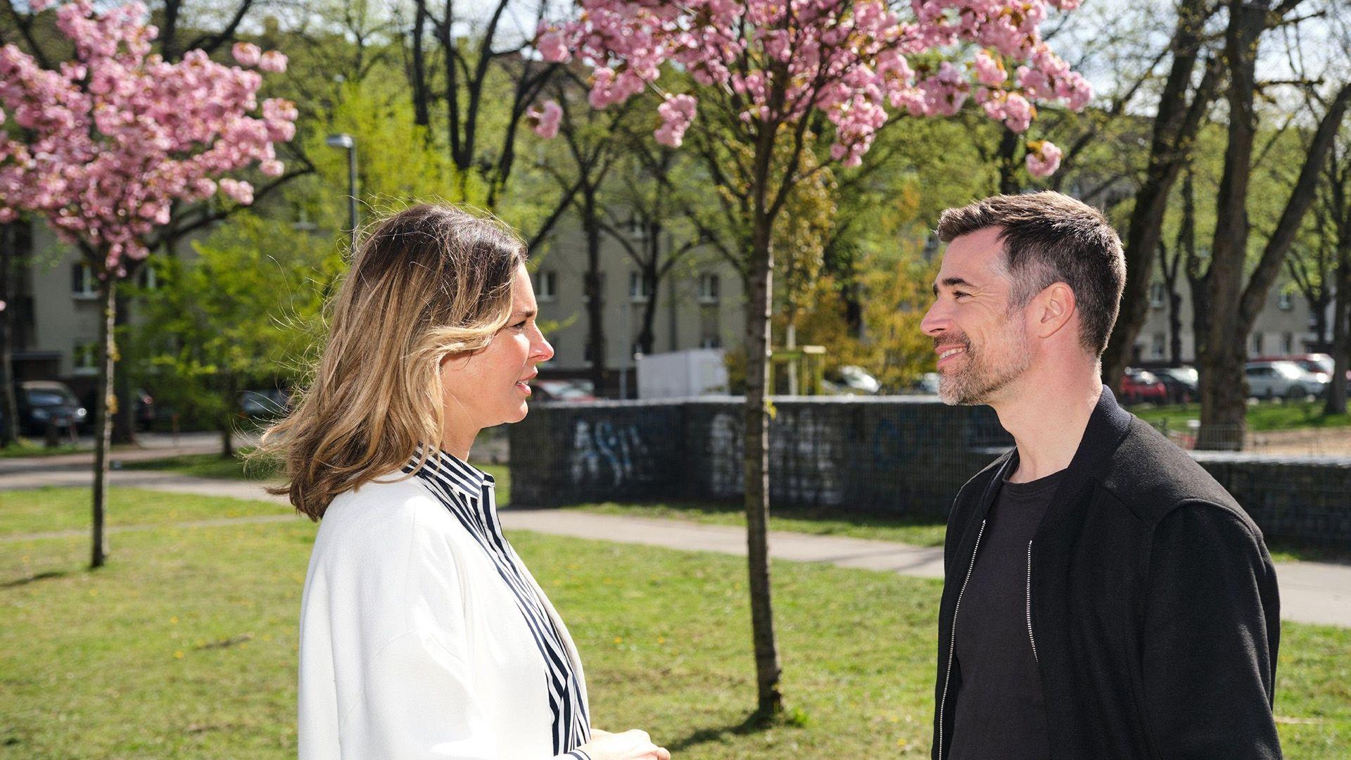 In ihrer Nervosität um ihr erstes Mal mit Dominic spinnt Eva eine Intrige