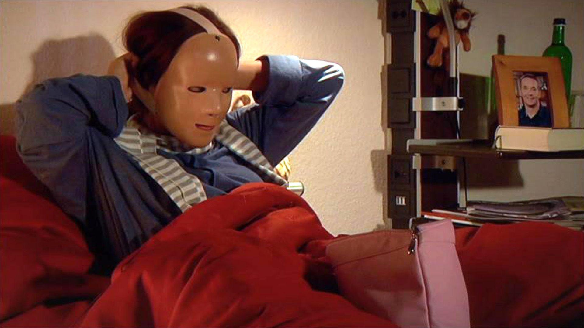 Anna sieht zum ersten Mal ihr neues Gesicht